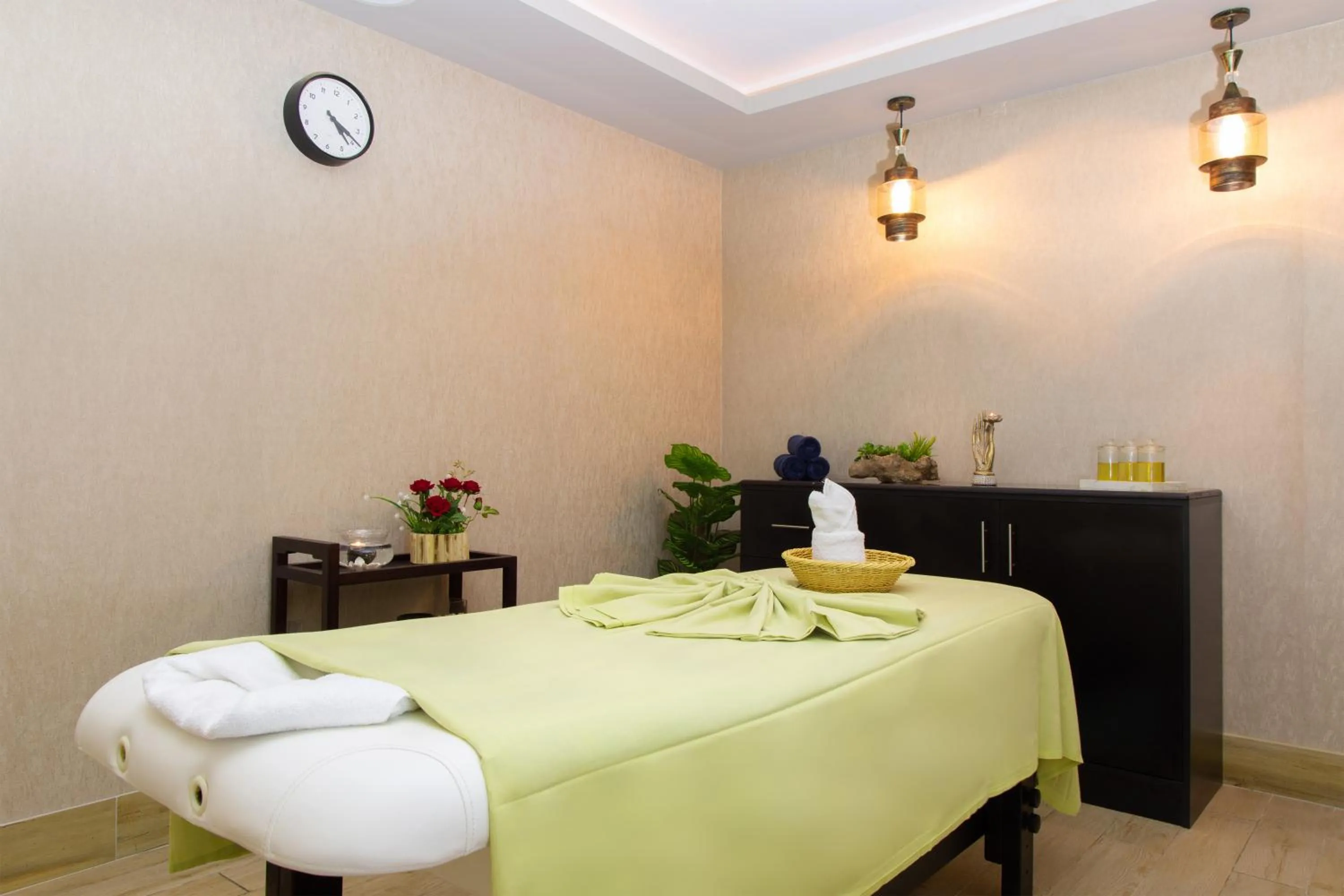 Massage, Bed in Radisson Blu Hotel, Muscat