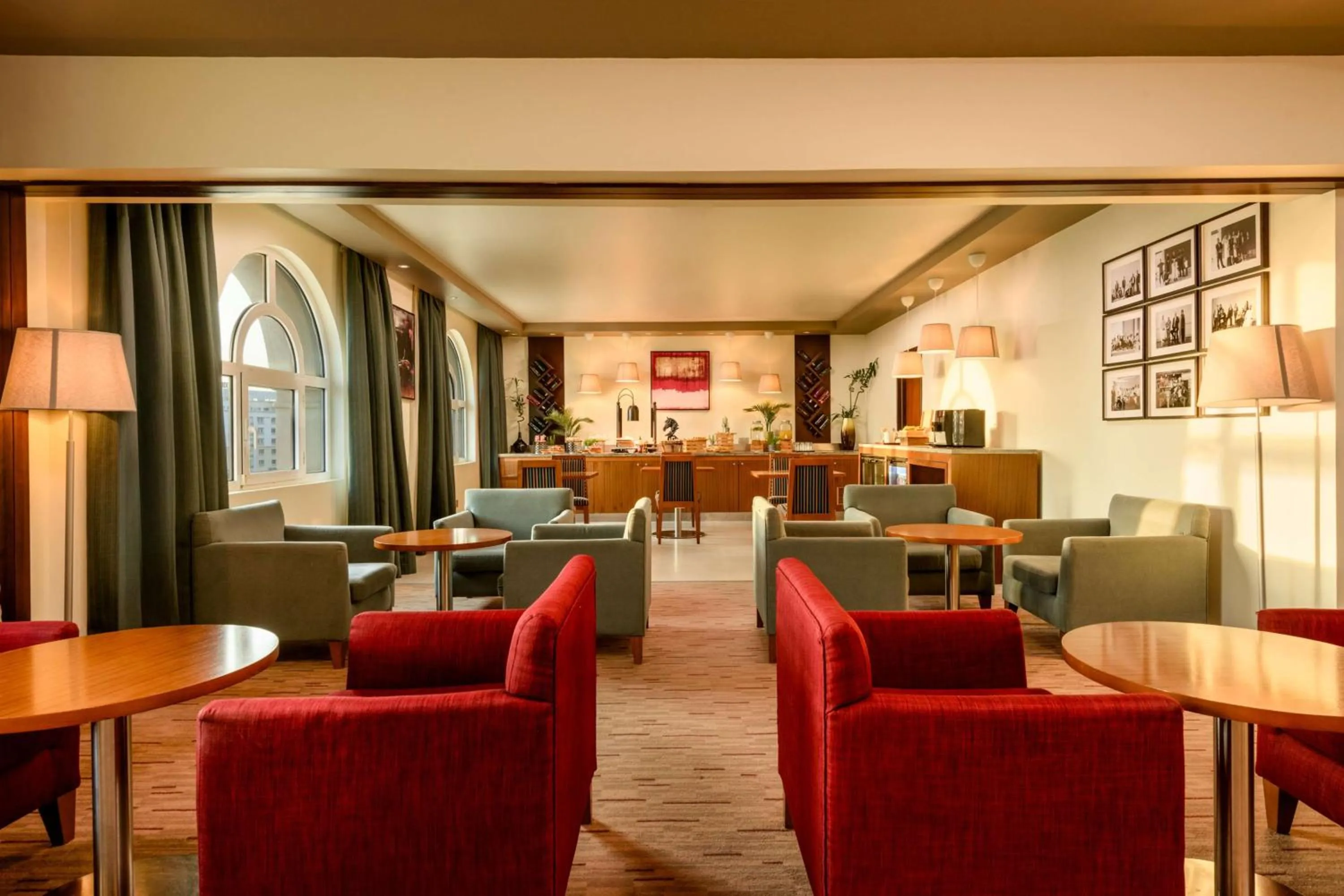 Lounge or bar in Radisson Blu Hotel, Muscat