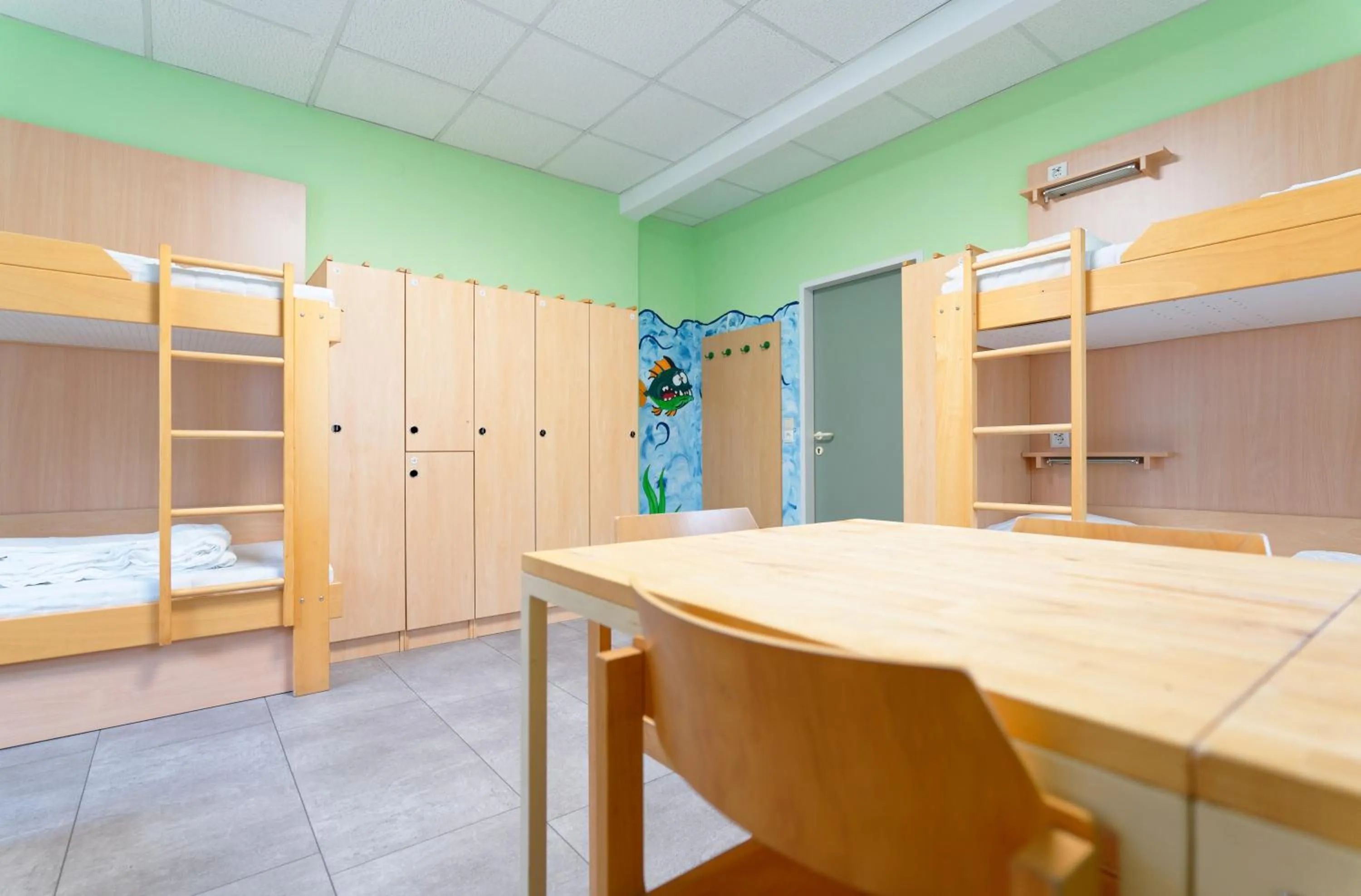 Dining area, Bed in Radfahrerherberge Krems