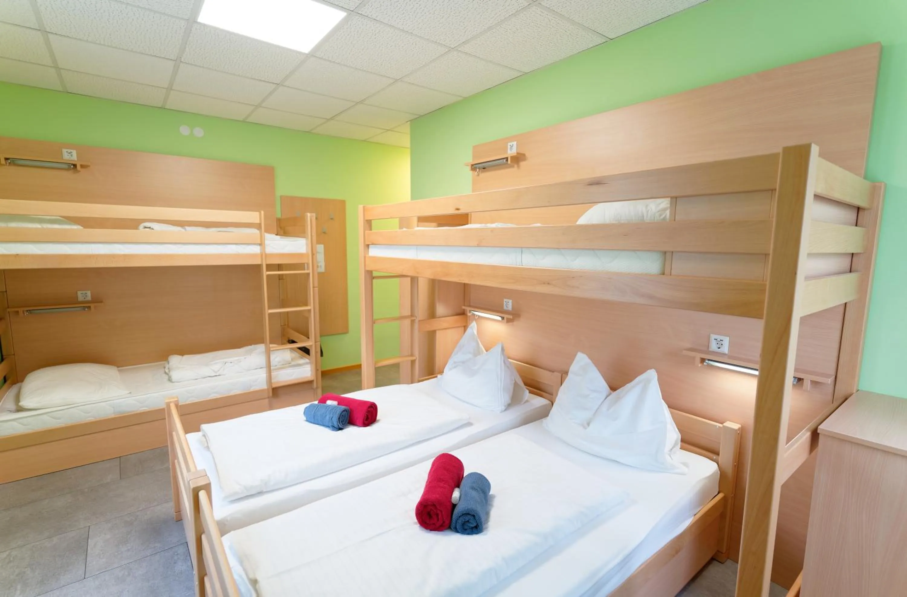 Family, Bed in Radfahrerherberge Krems