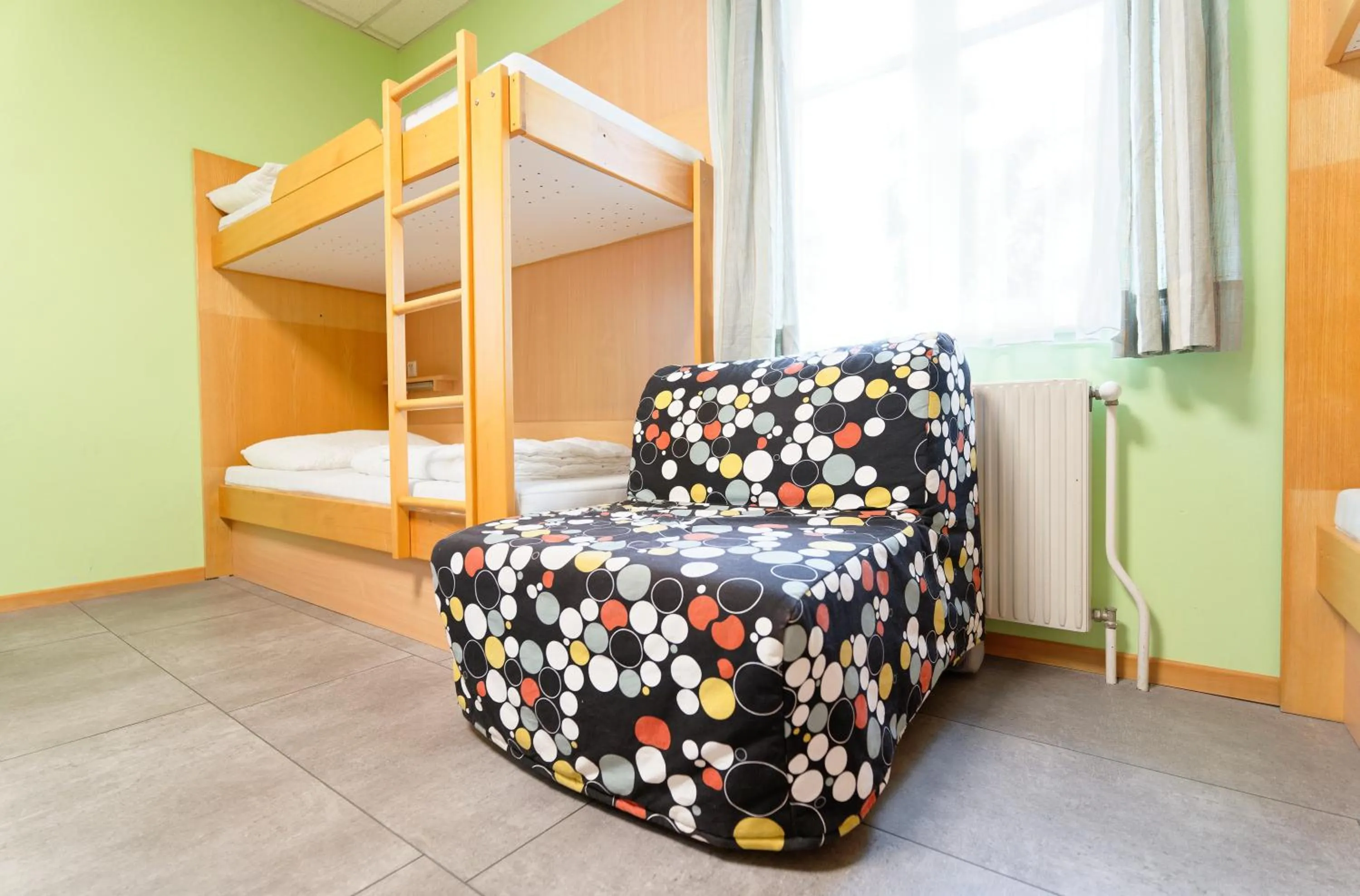Seating area, Bed in Radfahrerherberge Krems