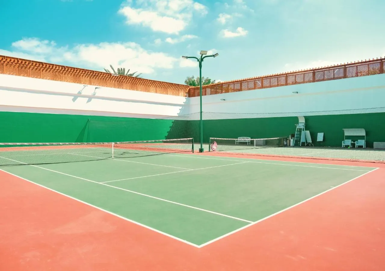 Tennis court in Dubai Marine Beach Resort & Spa