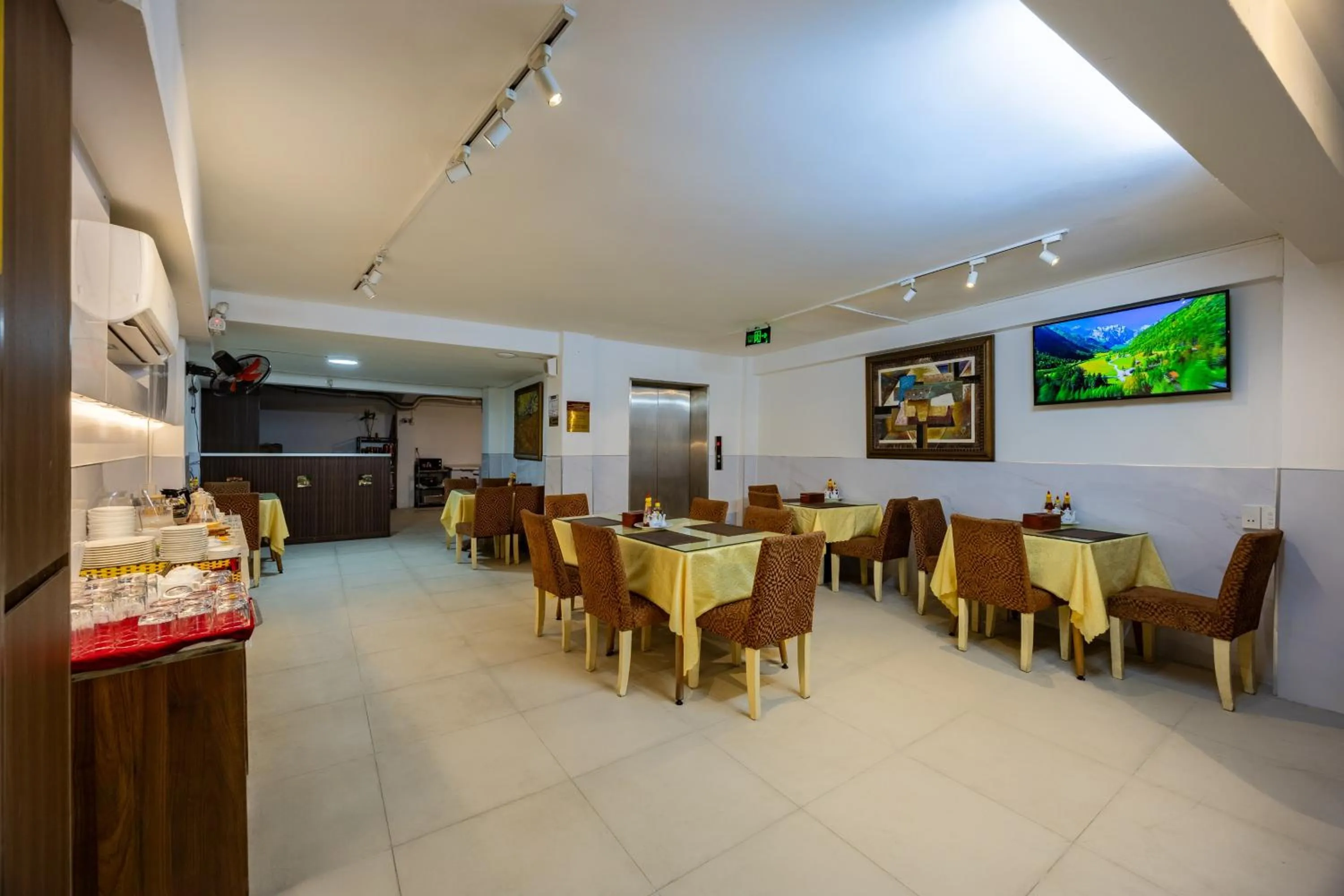 Restaurant/places to eat in A25 Hotel - 14 Phó Đức Chính