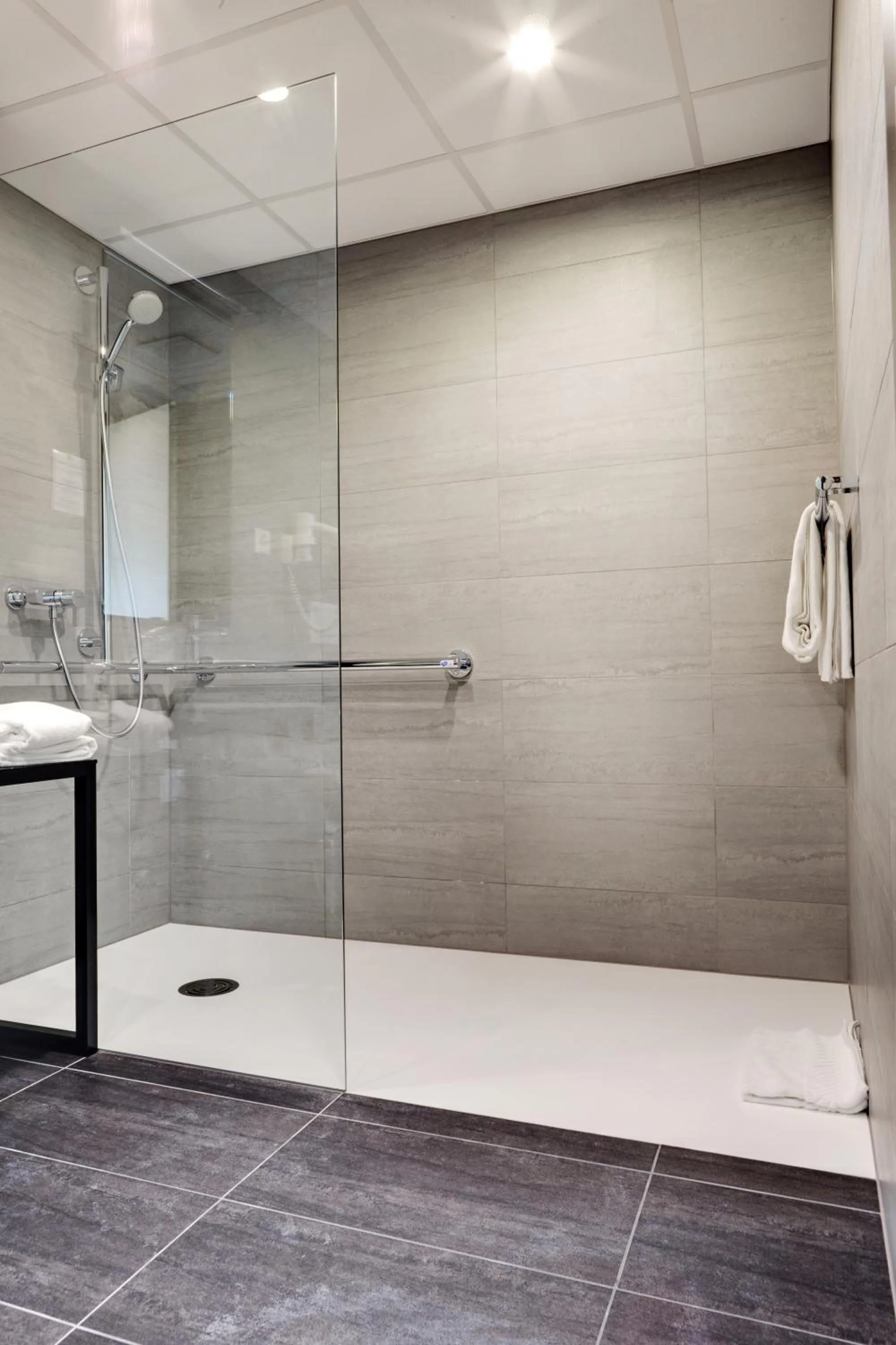 Shower in Hôtel Rallye & Entrées aux Bains de la Gruyère