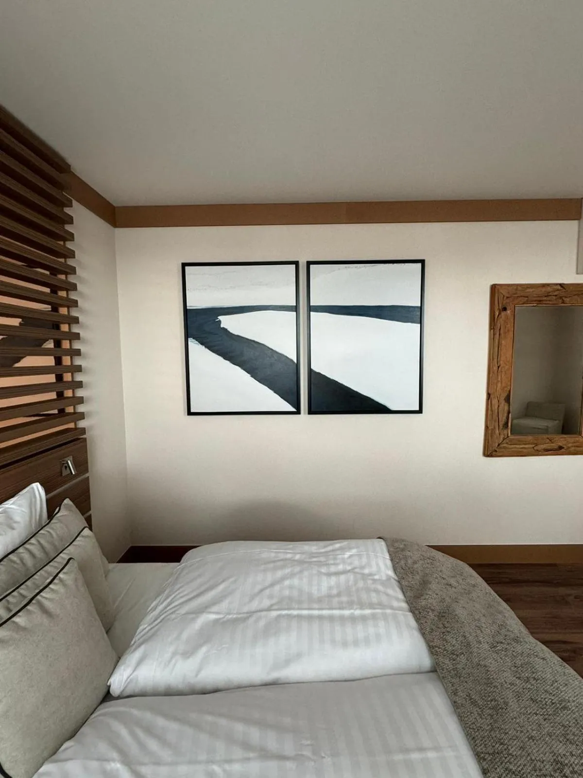 Decorative detail, Bed in Hôtel Rallye & Entrées aux Bains de la Gruyère