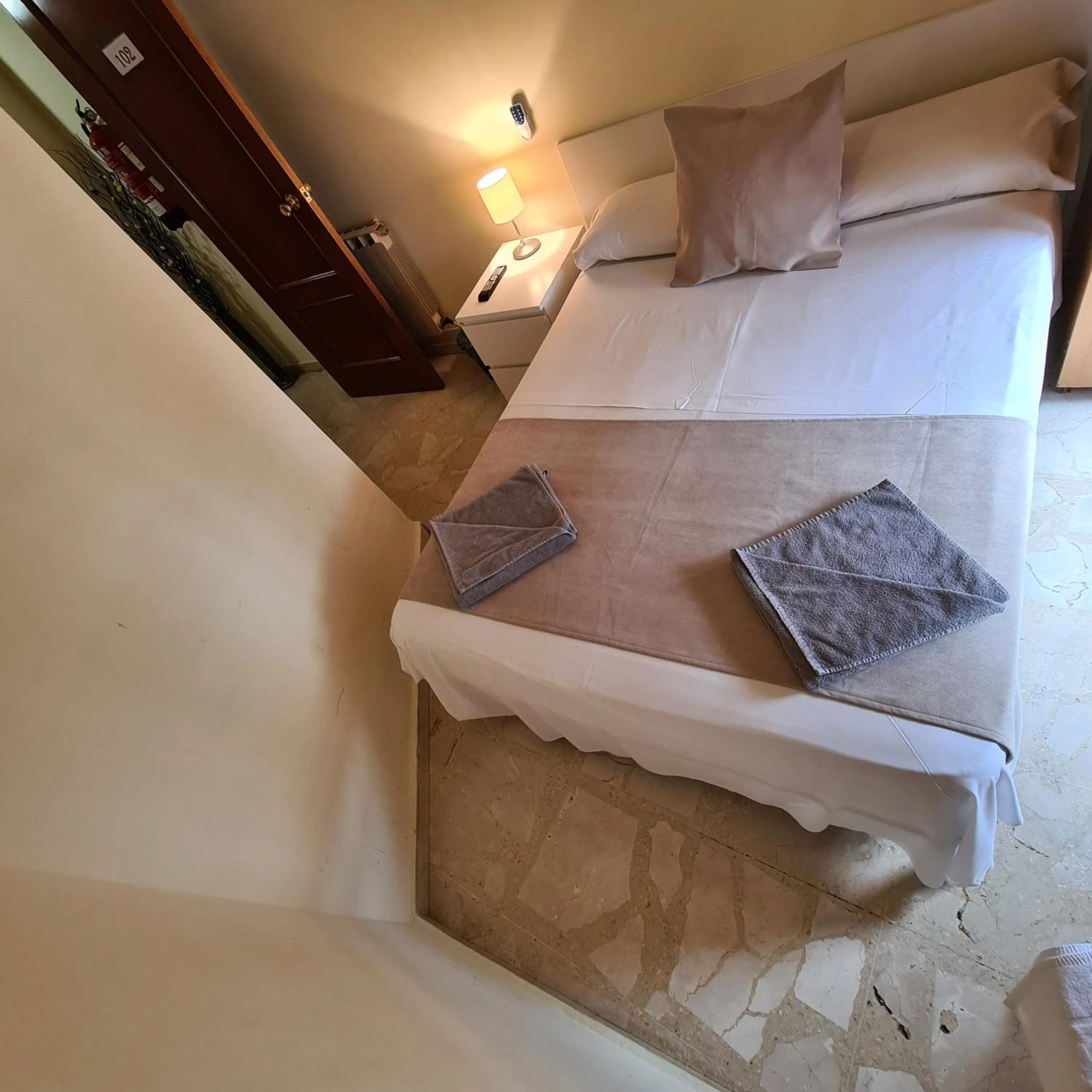 Photo of the whole room, Bed in H Los Rafaeles