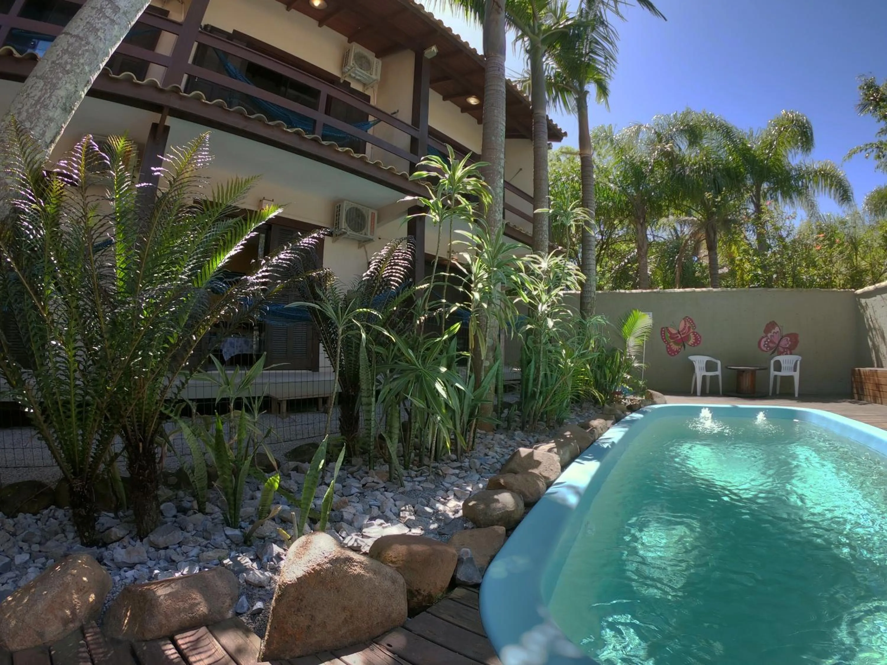 Property building in Pousada El Pátio da Ferrugem uma quadra da praia