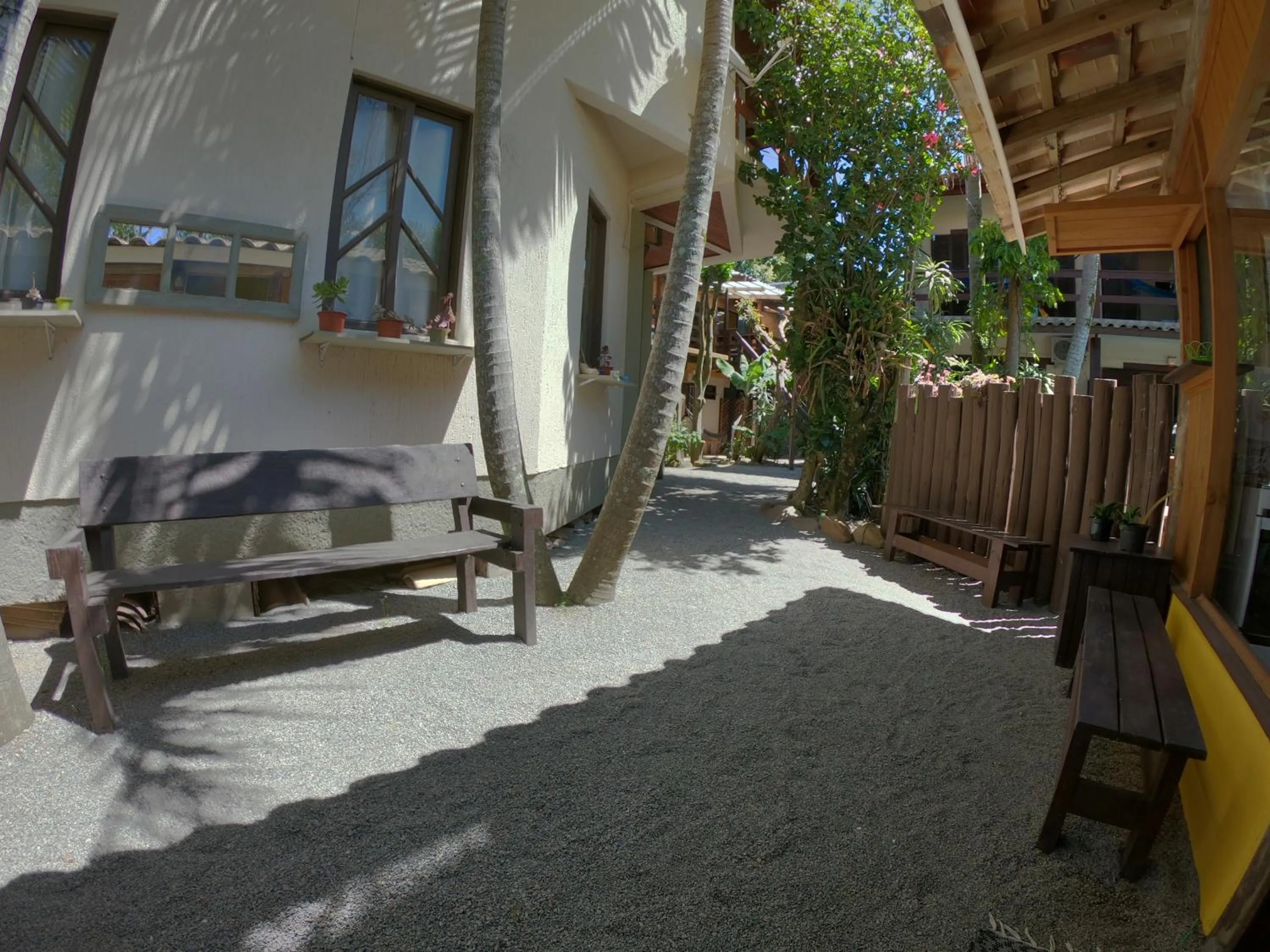 Patio in Pousada El Pátio da Ferrugem uma quadra da praia