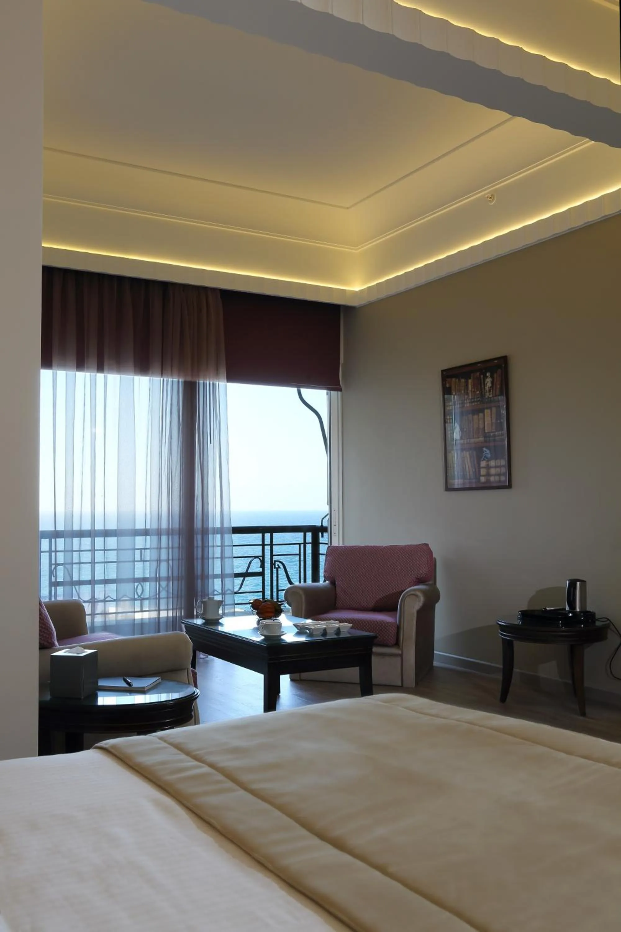 Seating area, Bed in Warwick Palm Beach Hotel