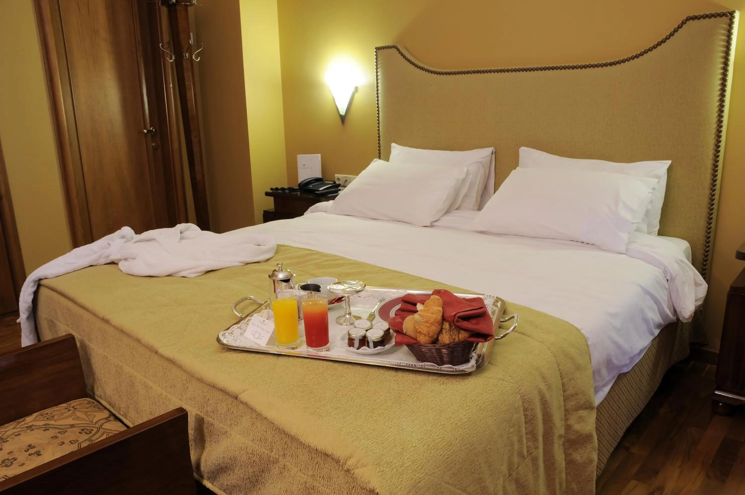 Bedroom, Bed in Warwick Palm Beach Hotel