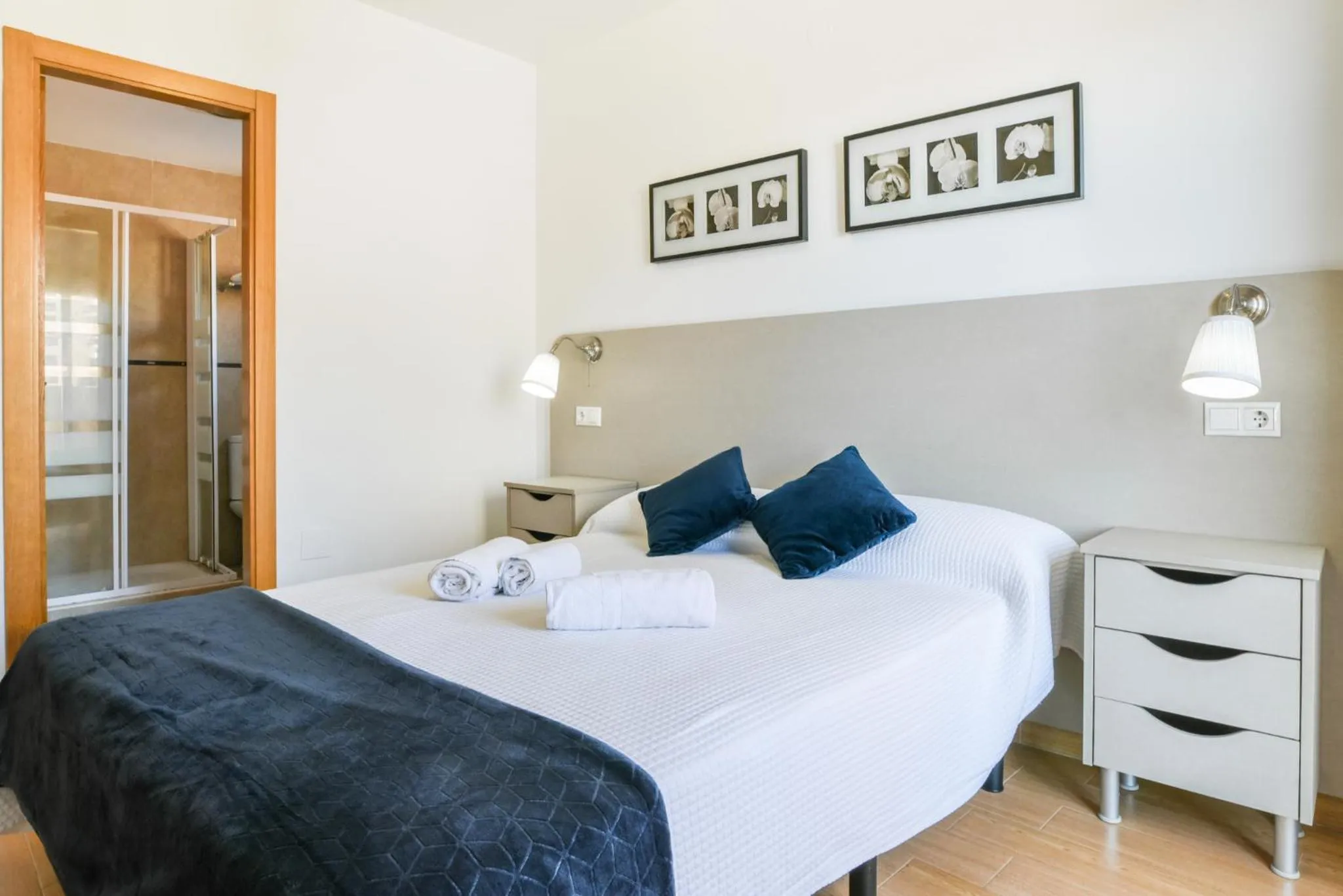 Bathroom, Bed in Vegasol Playa AT