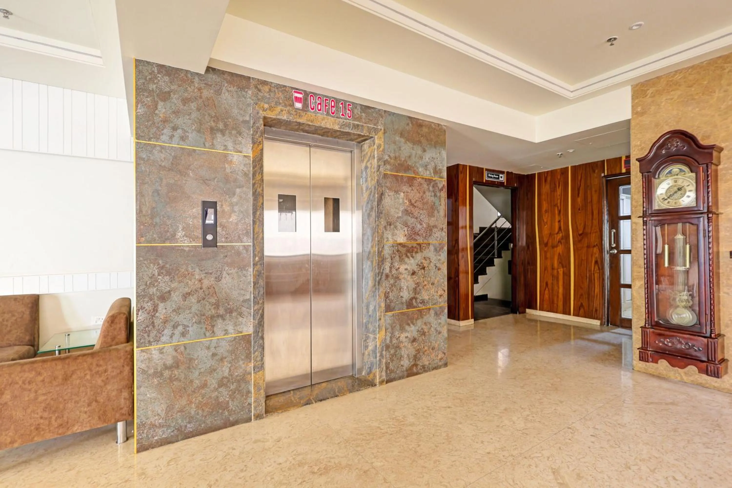 Lobby or reception in Super Townhouse Vadodara Railway Station Road Formerly Hotel Raajpath