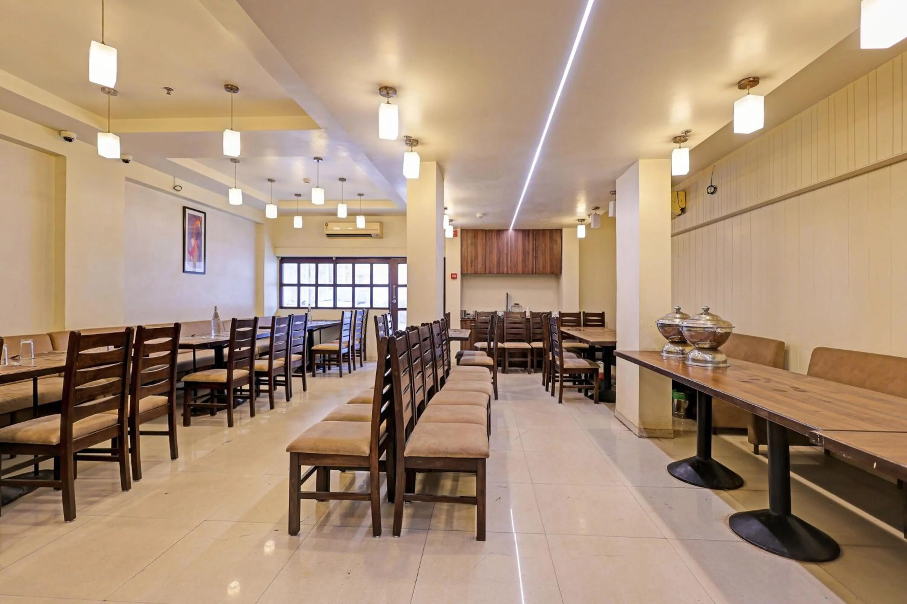 Lobby or reception in Super Townhouse Vadodara Railway Station Road Formerly Hotel Raajpath