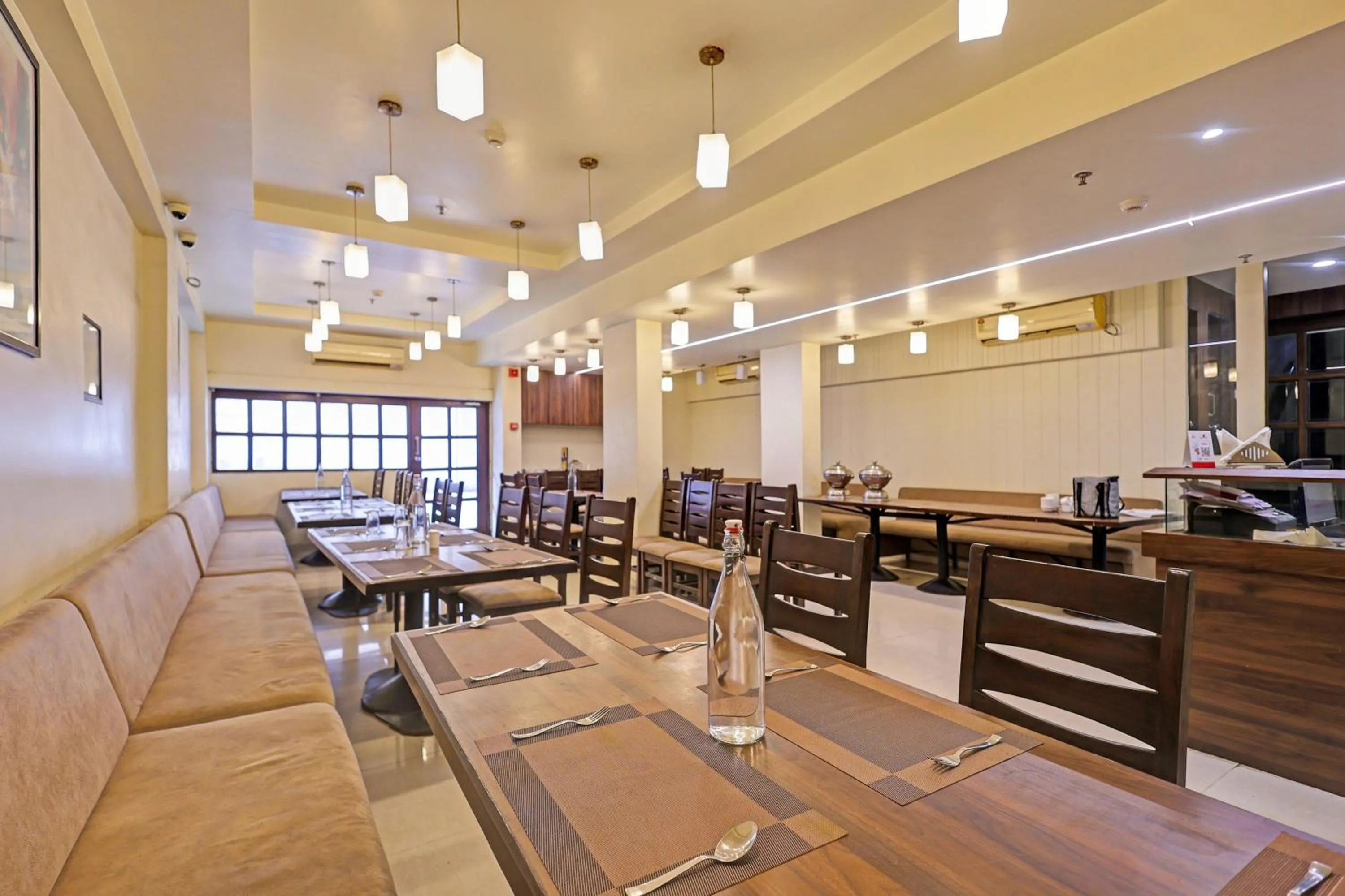 Lobby or reception in Super Townhouse Vadodara Railway Station Road Formerly Hotel Raajpath