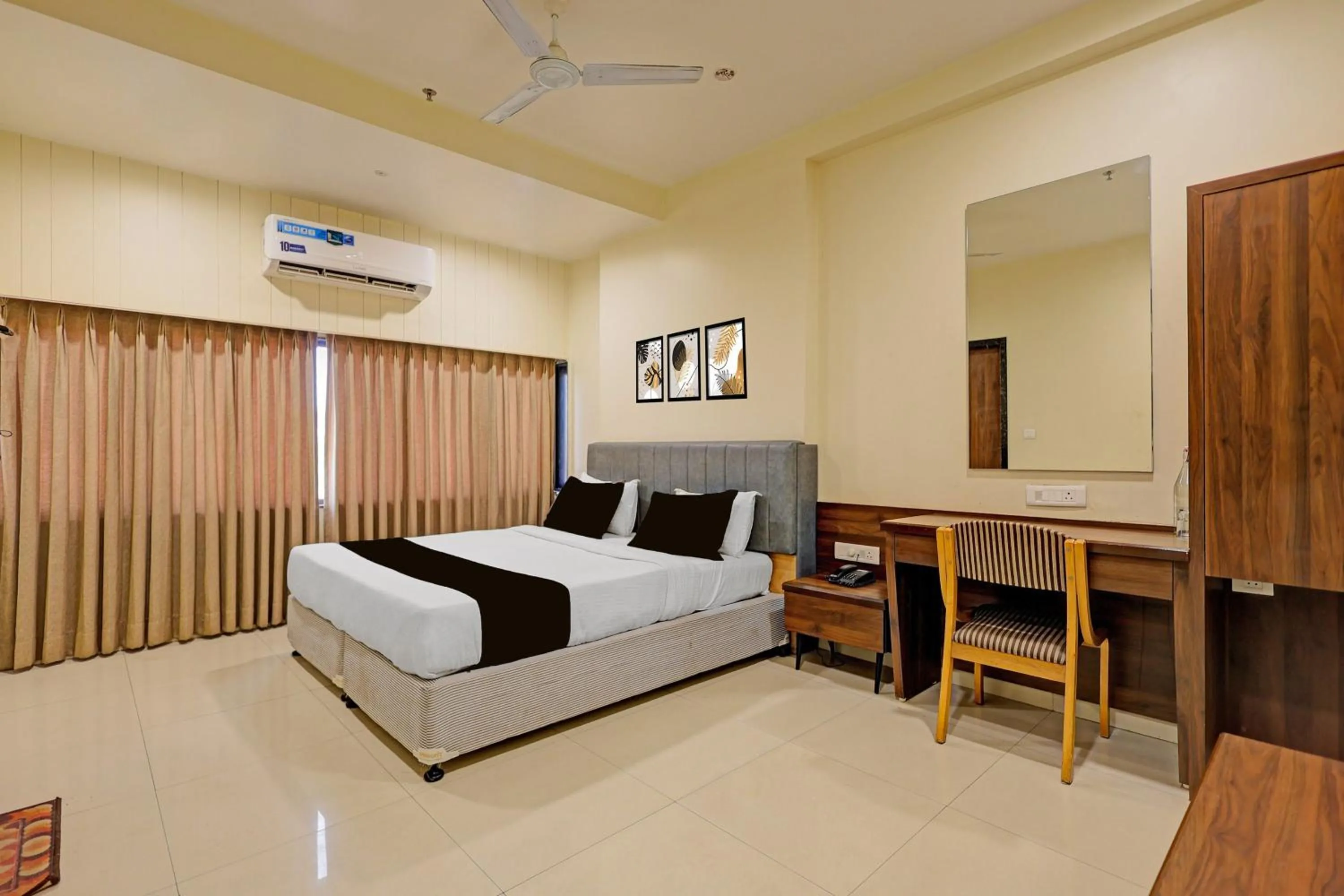 Bedroom, Bed in Super Townhouse Vadodara Railway Station Road Formerly Hotel Raajpath
