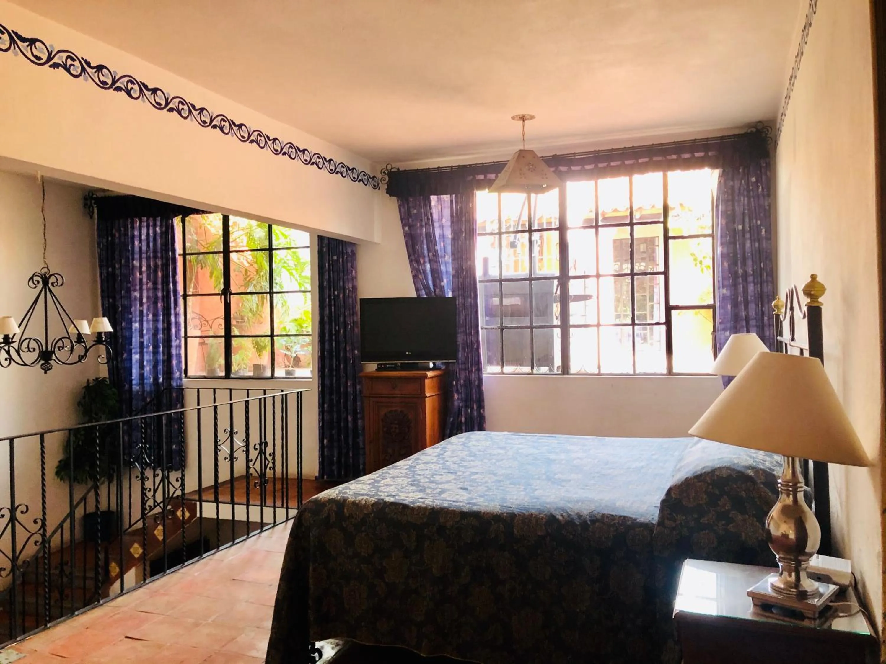 Photo of the whole room in Hotel Mansión Virreyes by Rotamundos