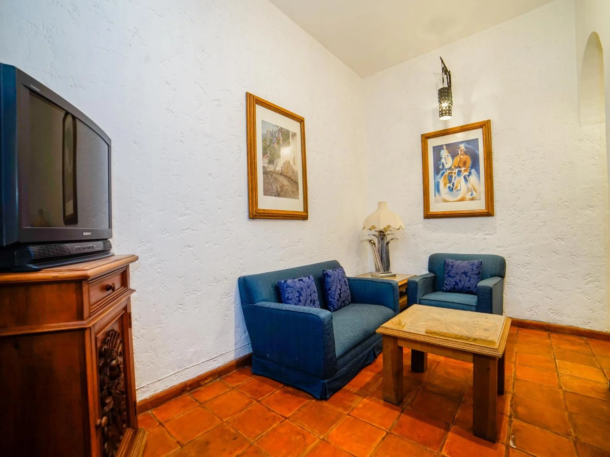 TV and multimedia in Hotel Mansión Virreyes by Rotamundos