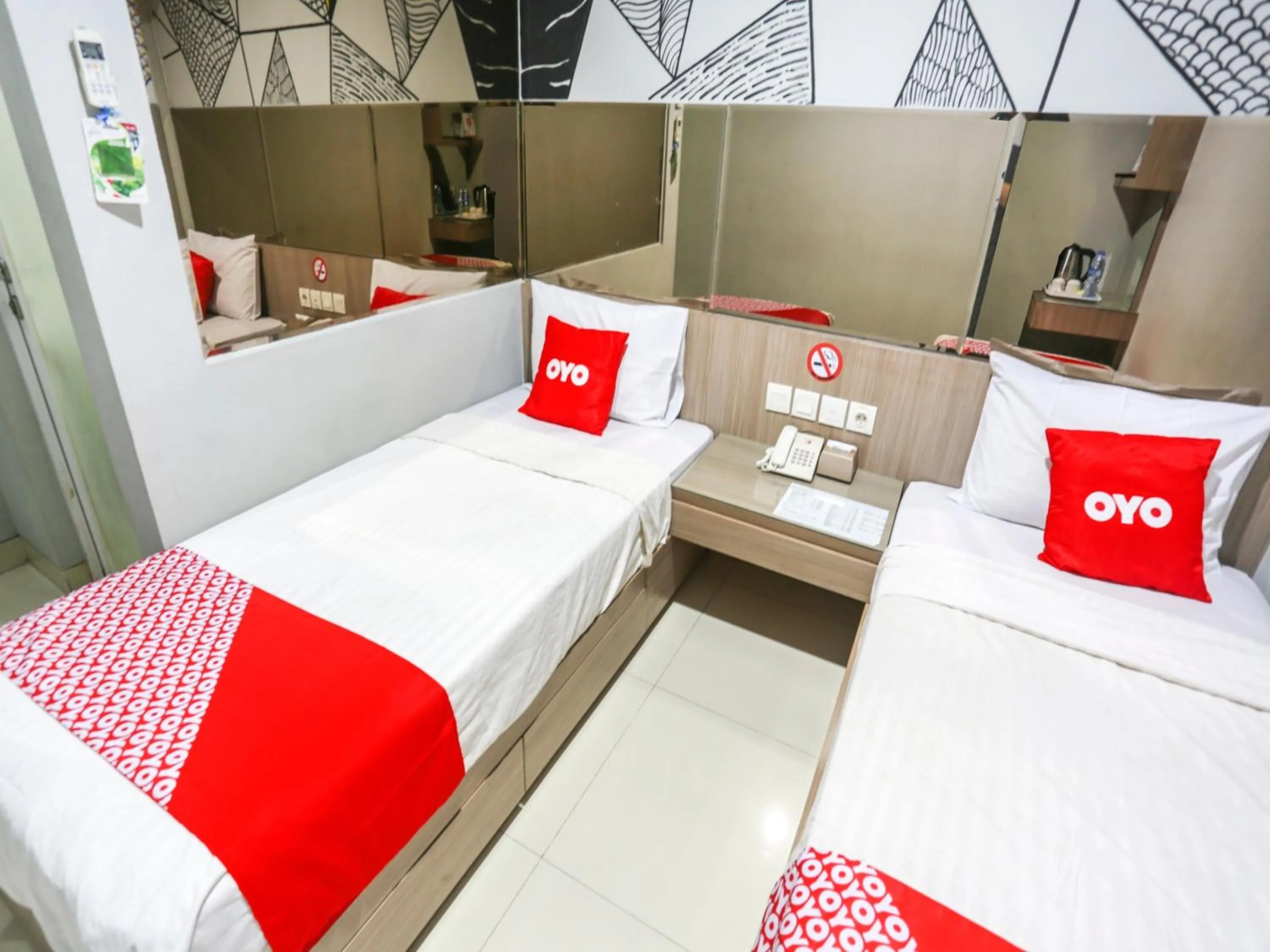 Delxue Twin Room in SUPER OYO Capital O 90056 Wisma Kebon Kacang 9