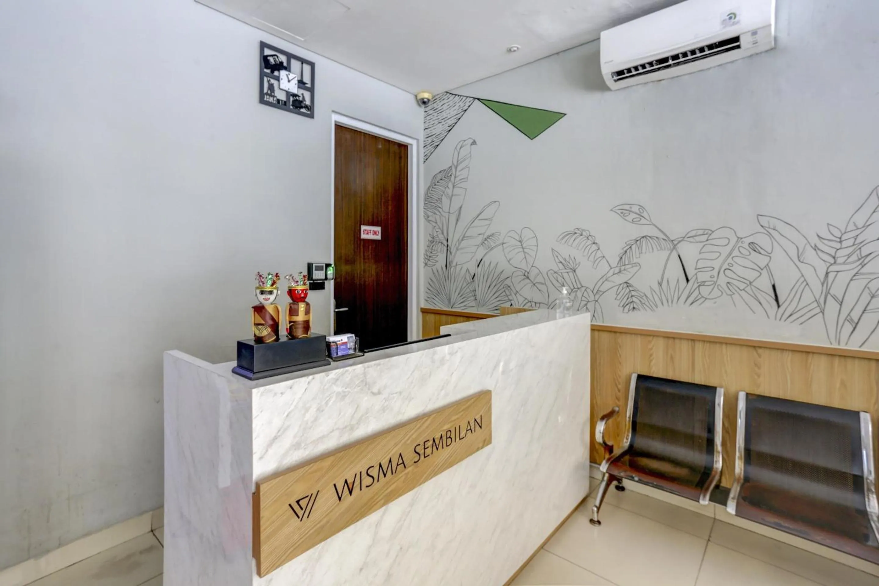 Lobby or reception in SUPER OYO Capital O 90056 Wisma Kebon Kacang 9