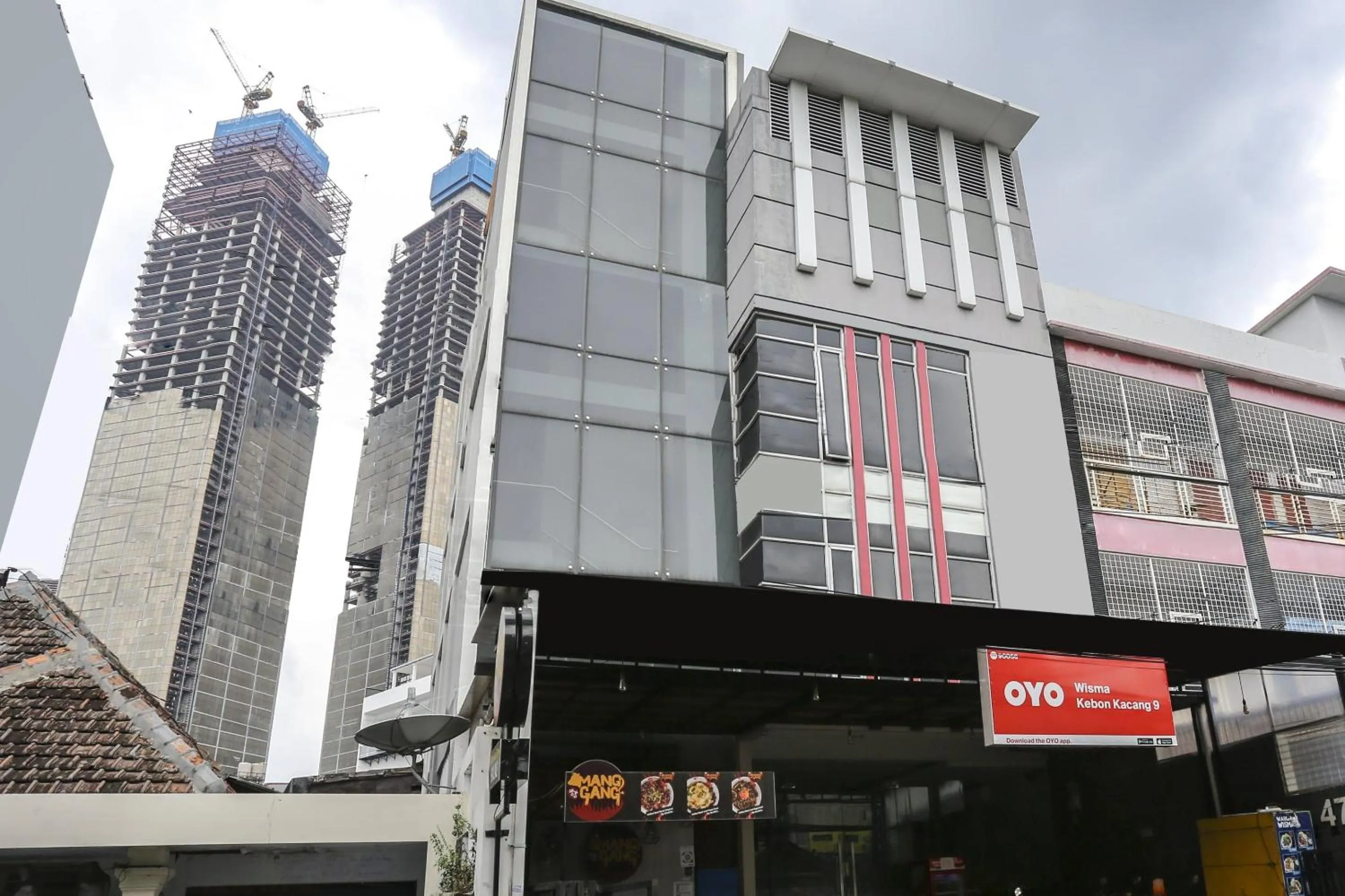 Facade/entrance in SUPER OYO Capital O 90056 Wisma Kebon Kacang 9