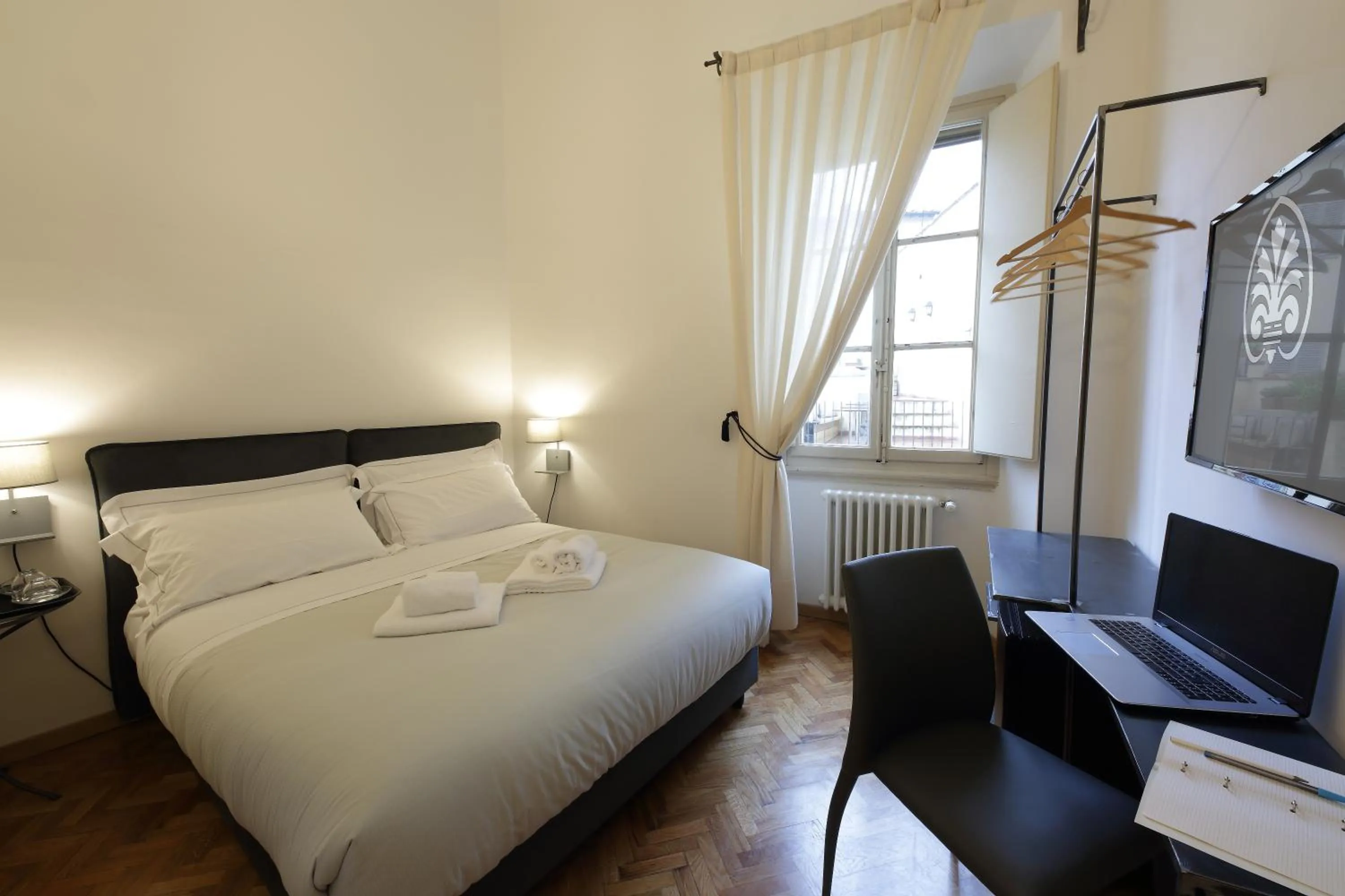 Communal lounge/ TV room, Bed in Corsini Tintori