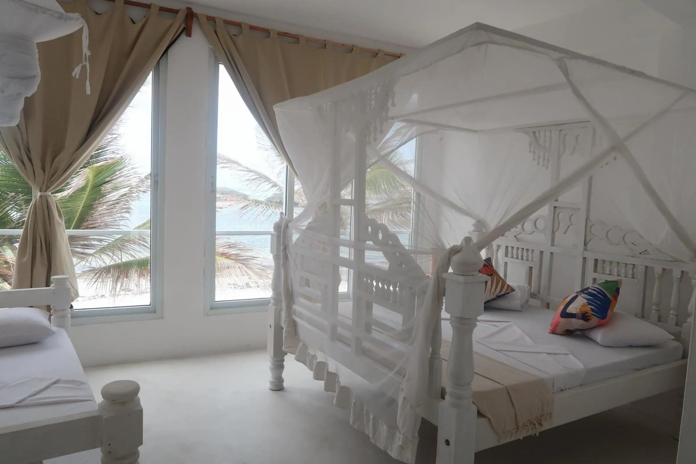 Bed in Barracuda Inn Resort