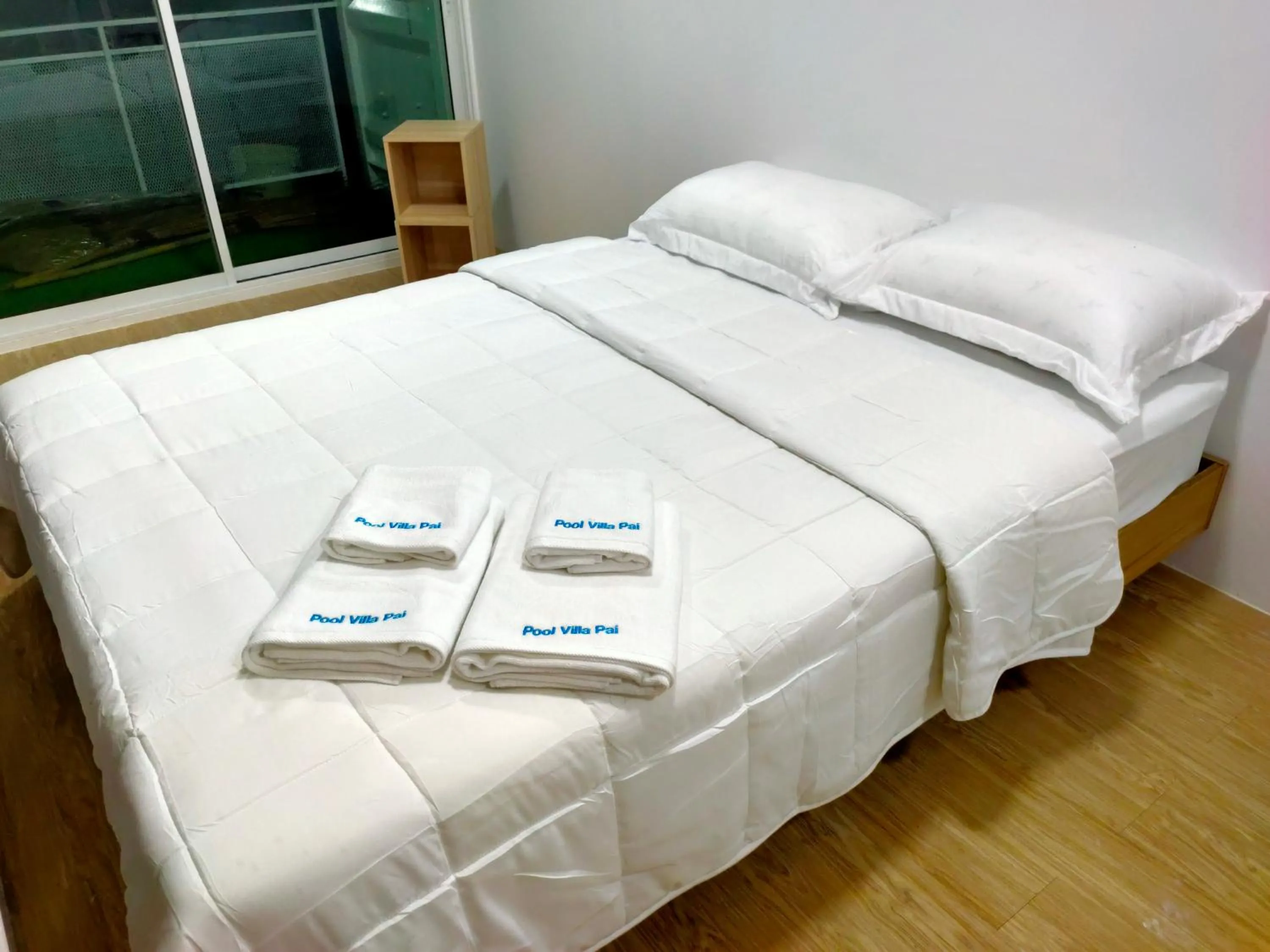 Bed in Pool Villa Banana House Pai