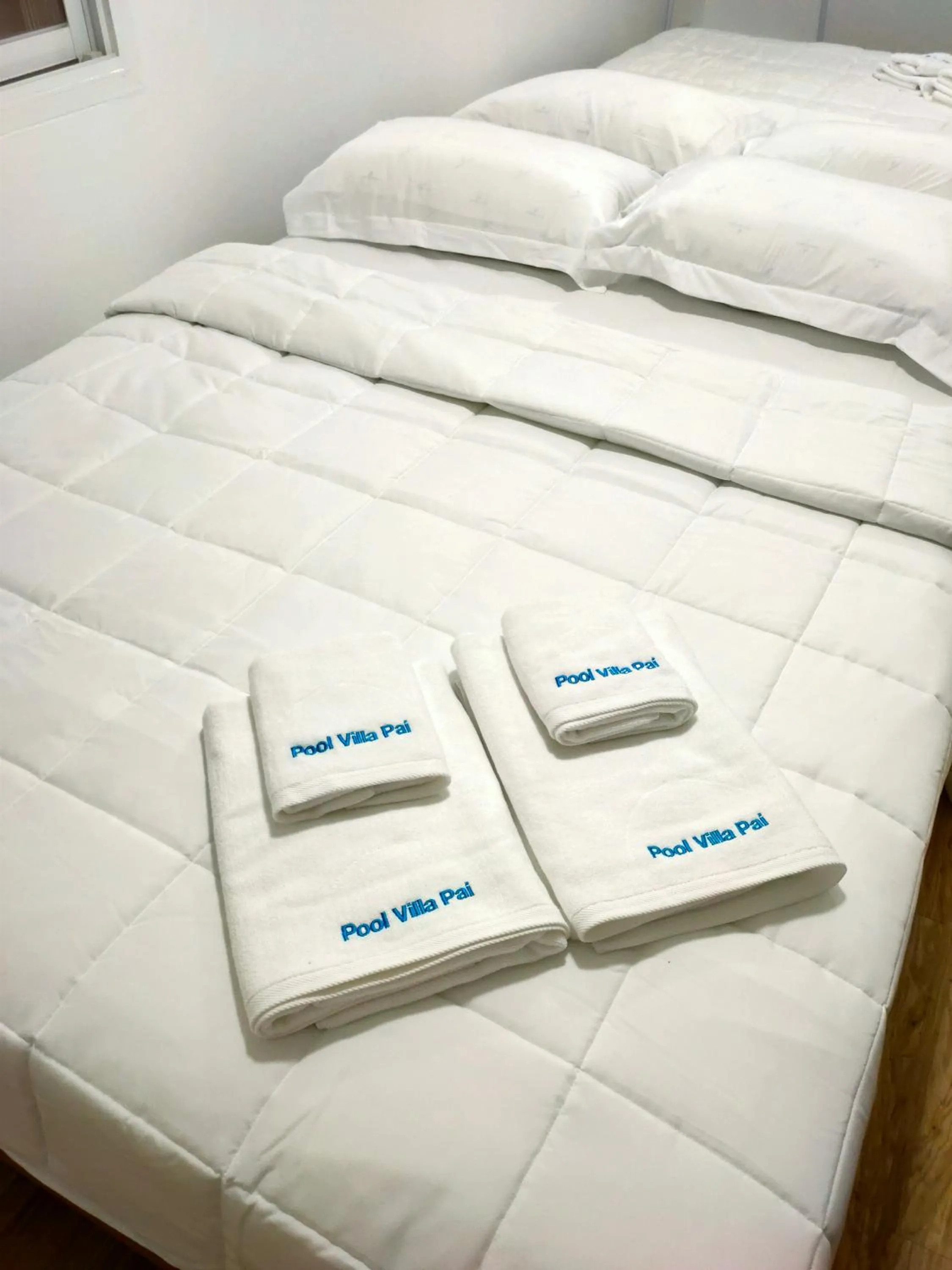 Bed in Pool Villa Banana House Pai