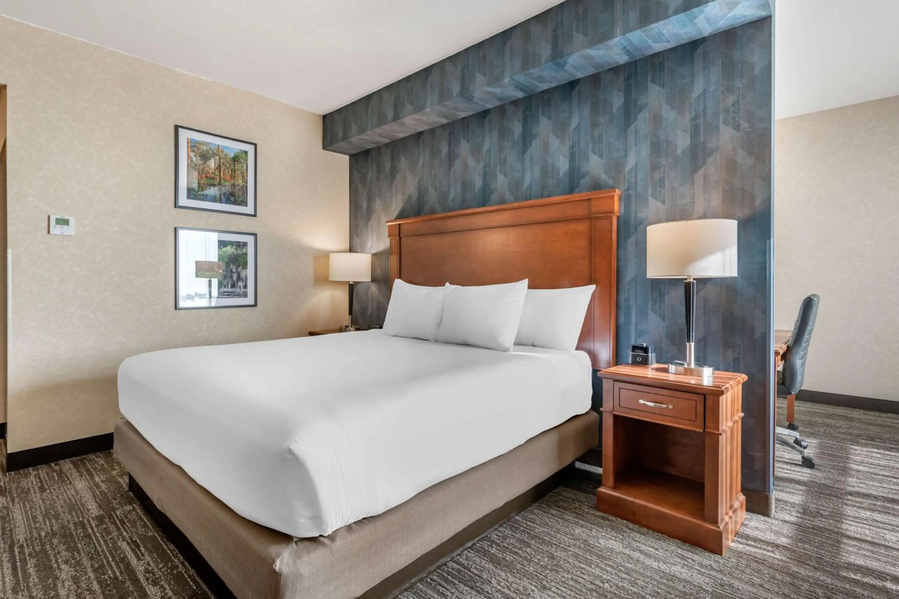 Bedroom, Bed in Drury Plaza Hotel Valdosta