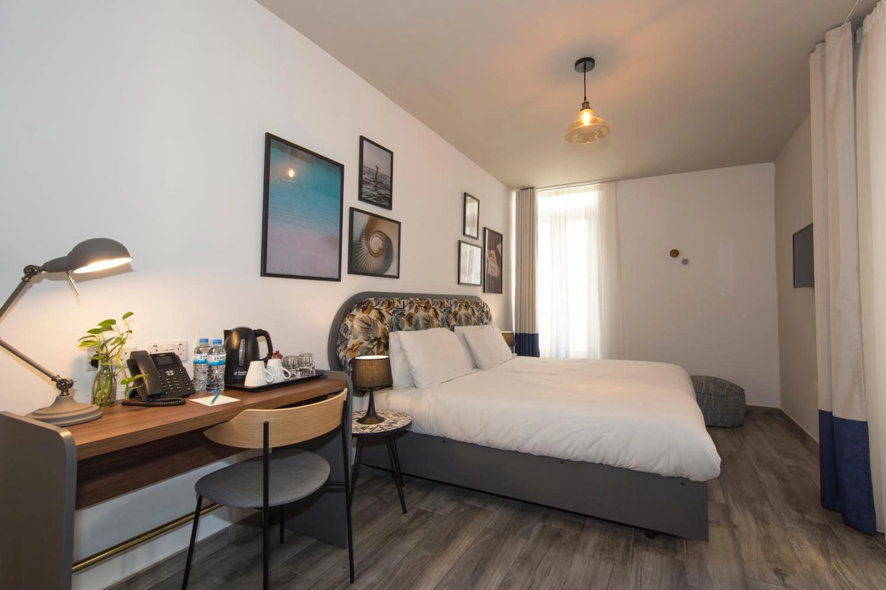 Photo of the whole room, Bed in Lady Todd