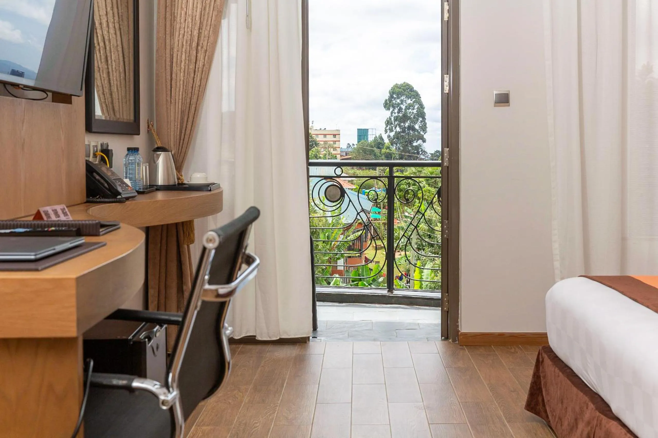 Garden view, Bed in Alba Hotel Meru