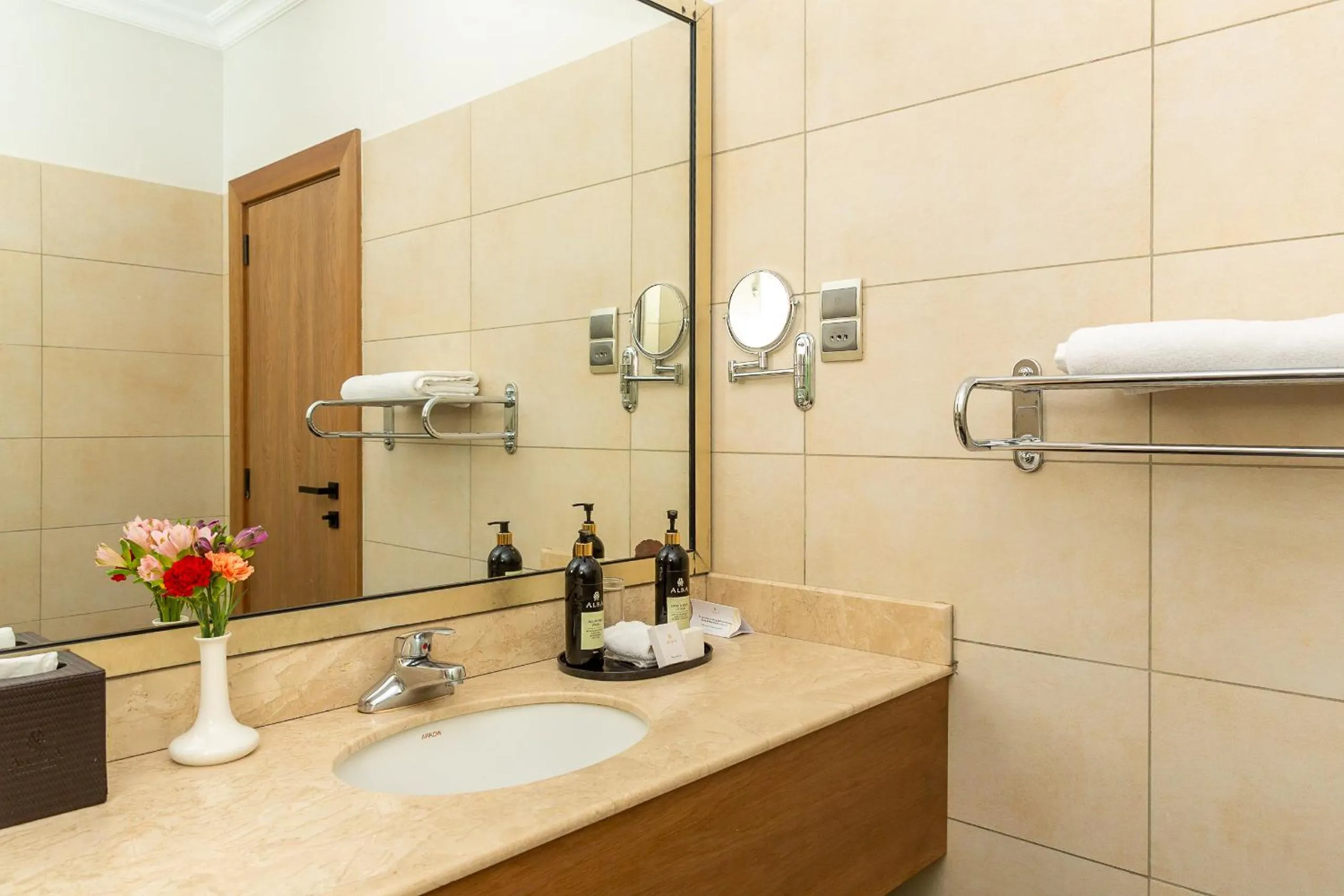 Shower in Alba Hotel Meru