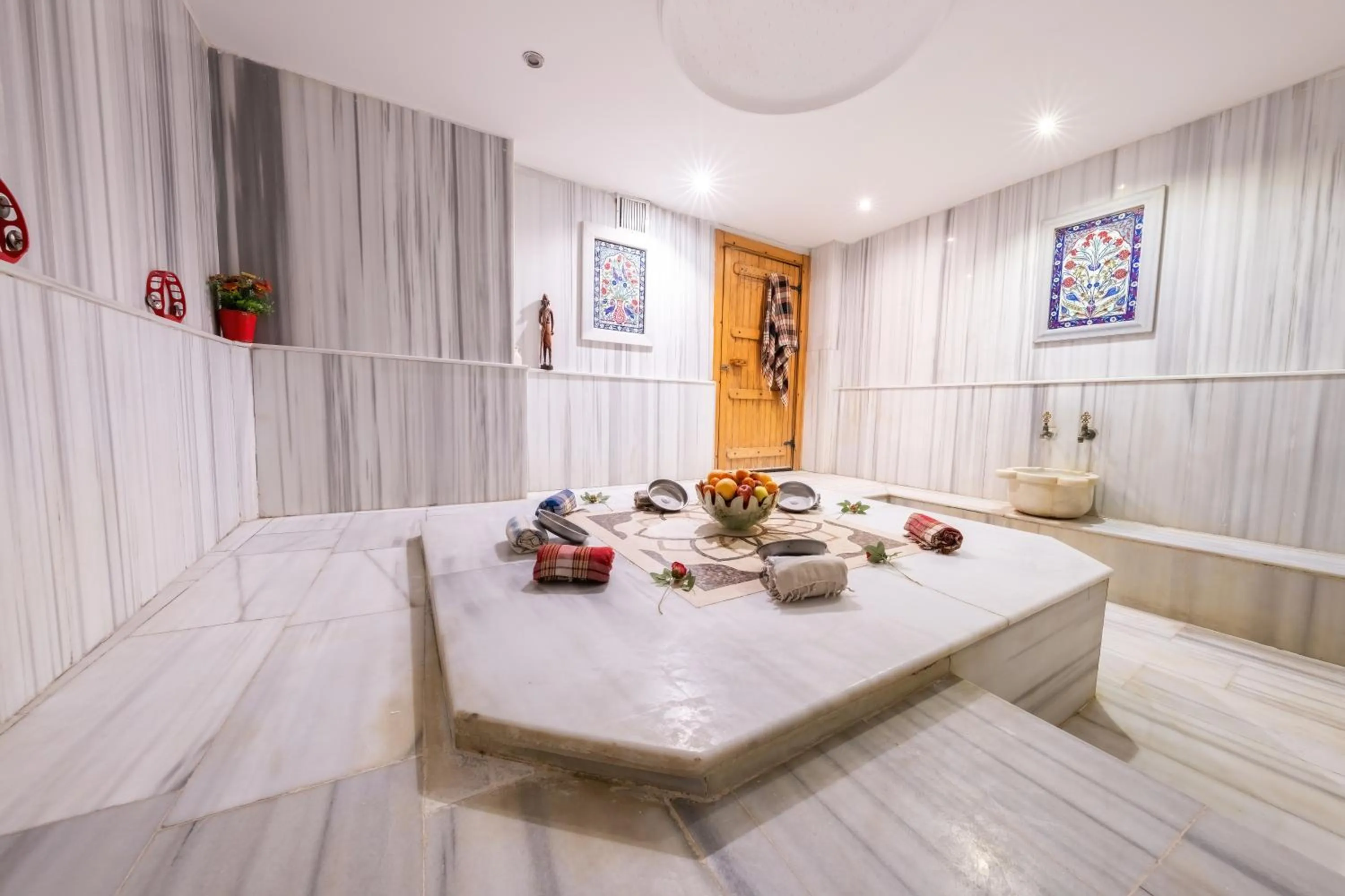 Photo of the whole room in Diamond Royal Hotel