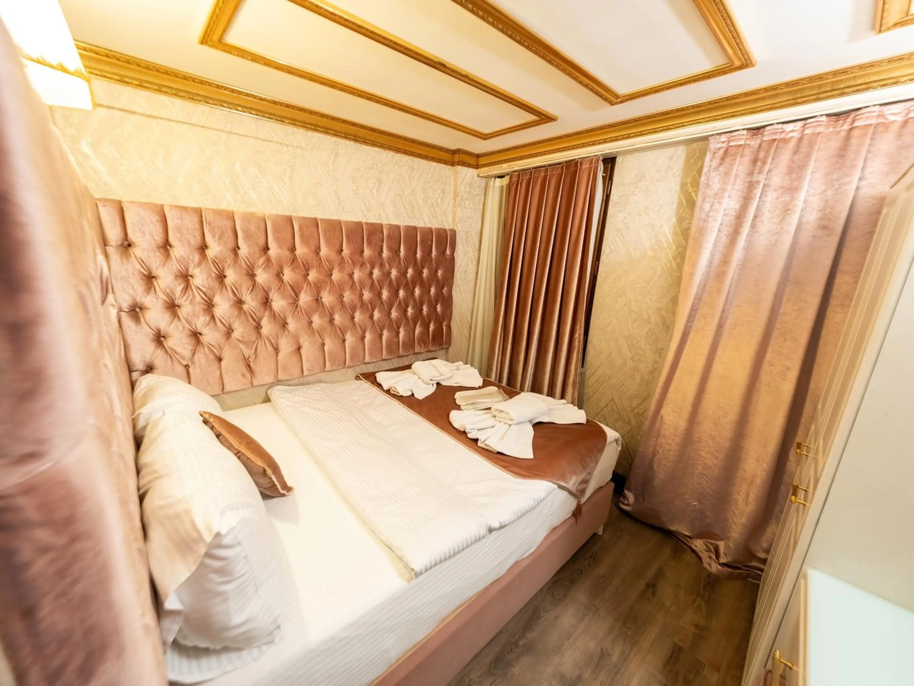 Photo of the whole room, Bed in Diamond Royal Hotel