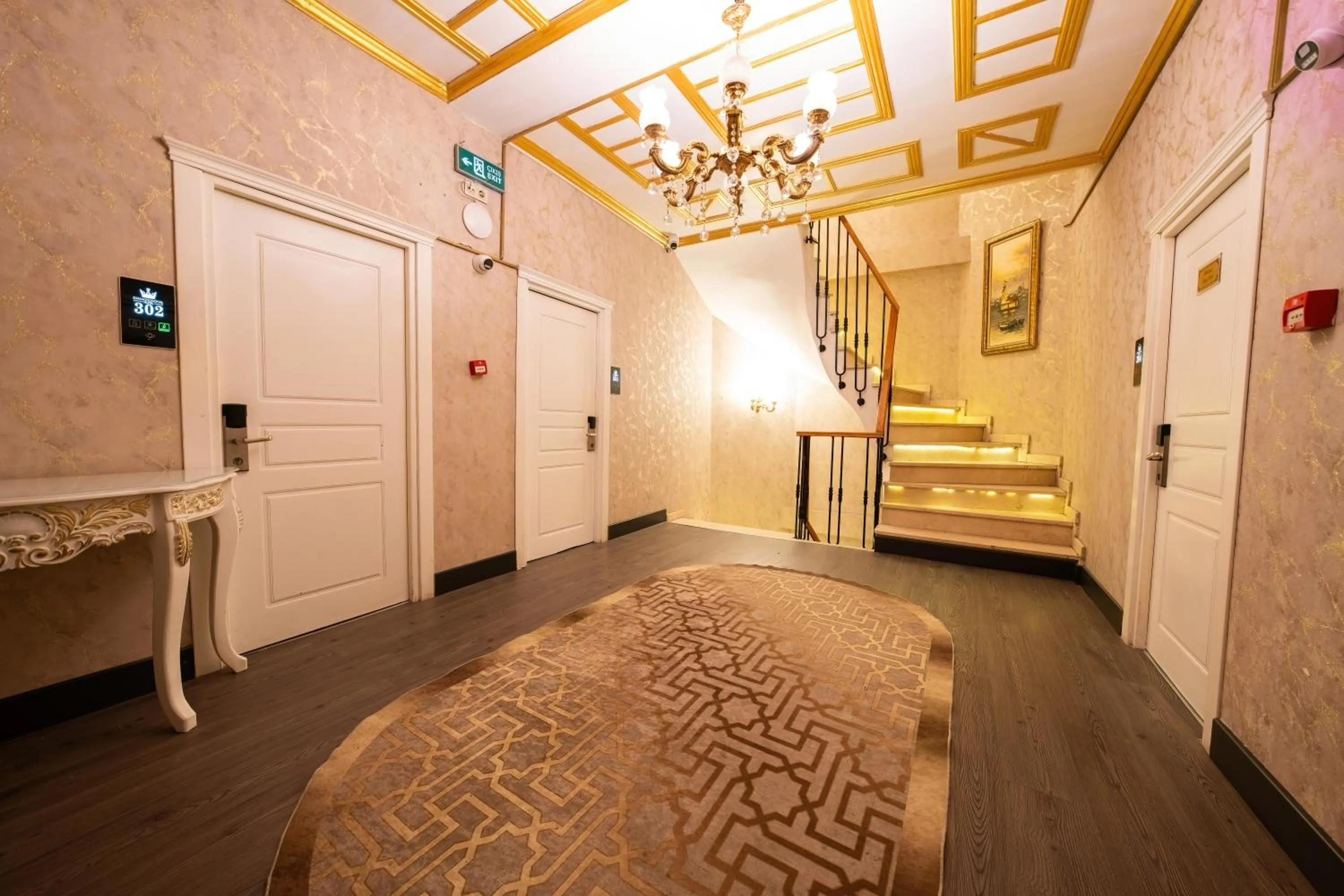 Floor plan, Bed in Diamond Royal Hotel