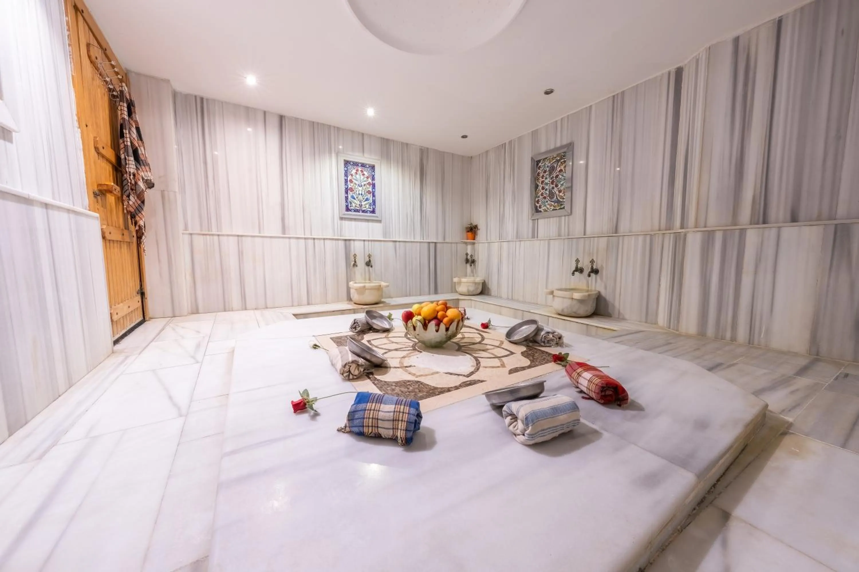 Photo of the whole room, Bed in Diamond Royal Hotel