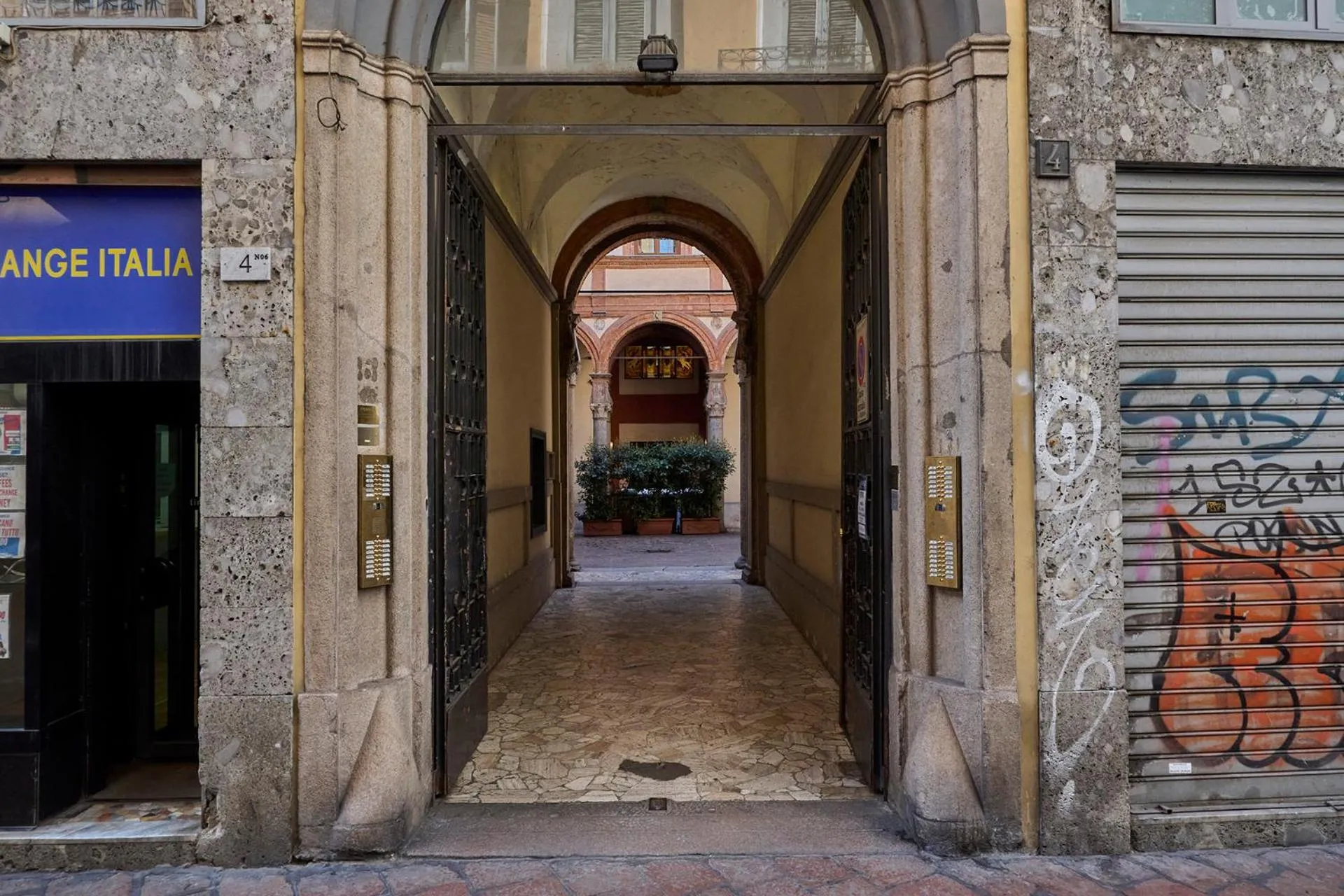 Facade/entrance in Milan Retreats Duomo Carrobbio