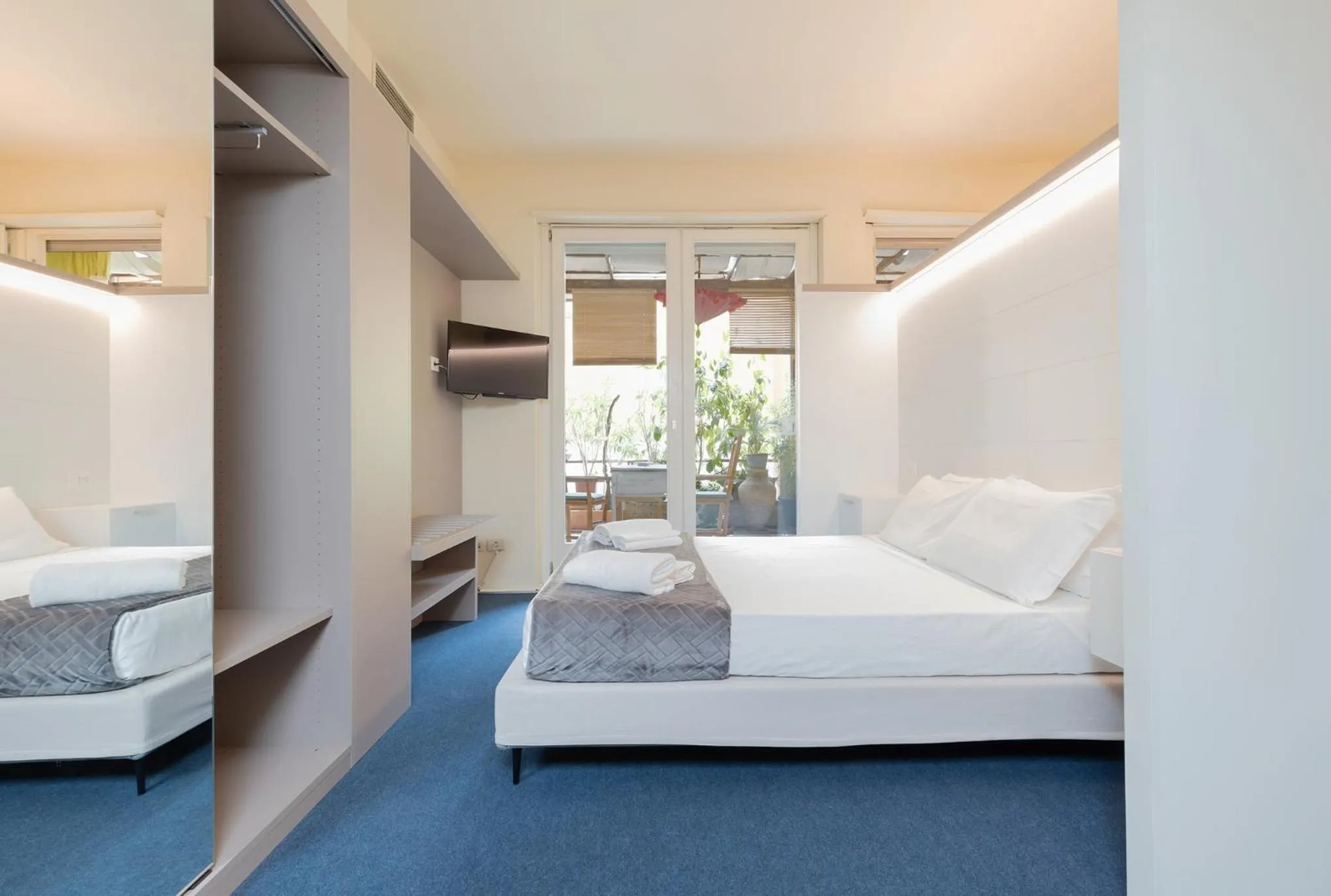 TV and multimedia, Bed in Milan Retreats Duomo Carrobbio