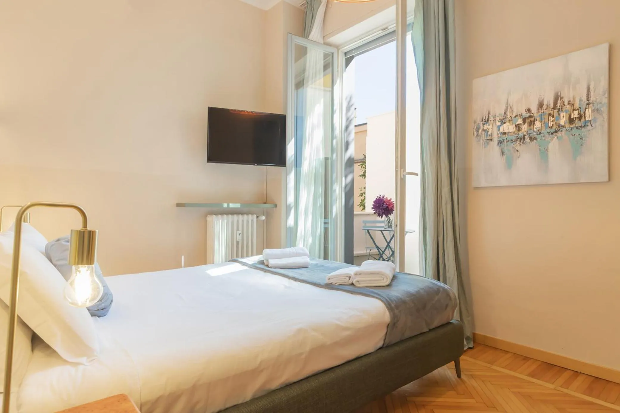 TV and multimedia, Bed in Milan Retreats Duomo Carrobbio