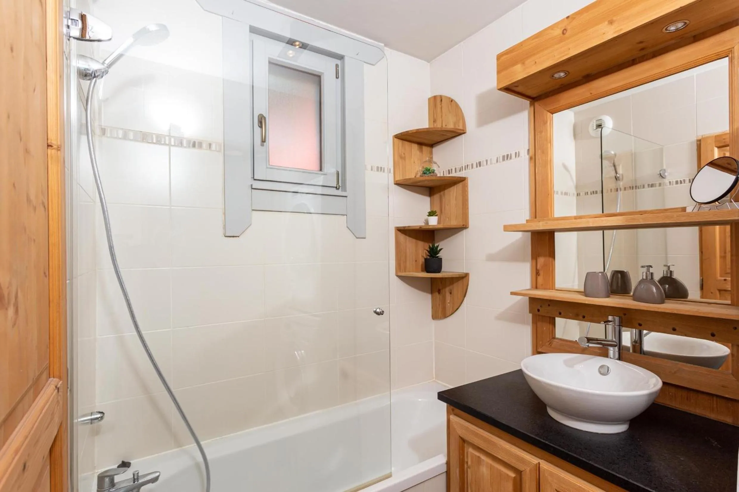 Bathroom in Le Paradis 25 Apartment - Chamonix All Year