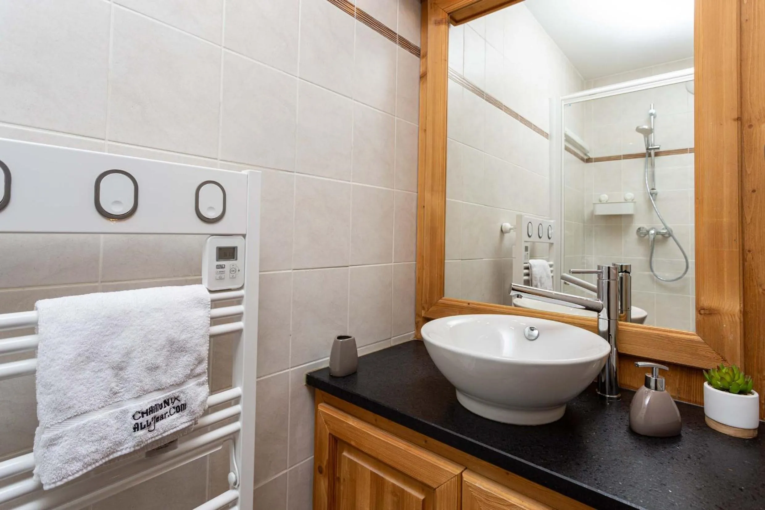 Bathroom in Le Paradis 25 Apartment - Chamonix All Year