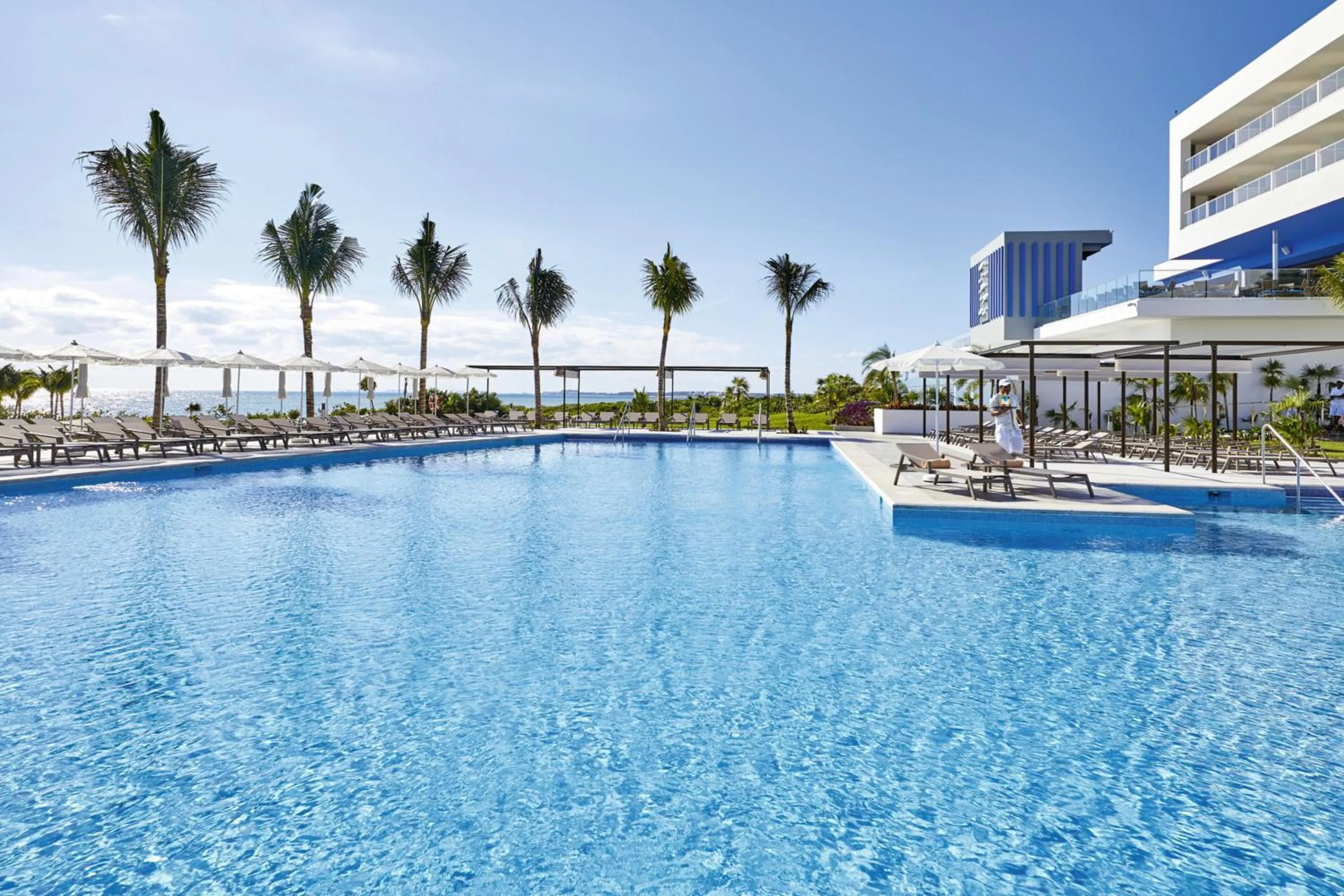 Swimming pool in Riu Palace Costa Mujeres - All Inclusive