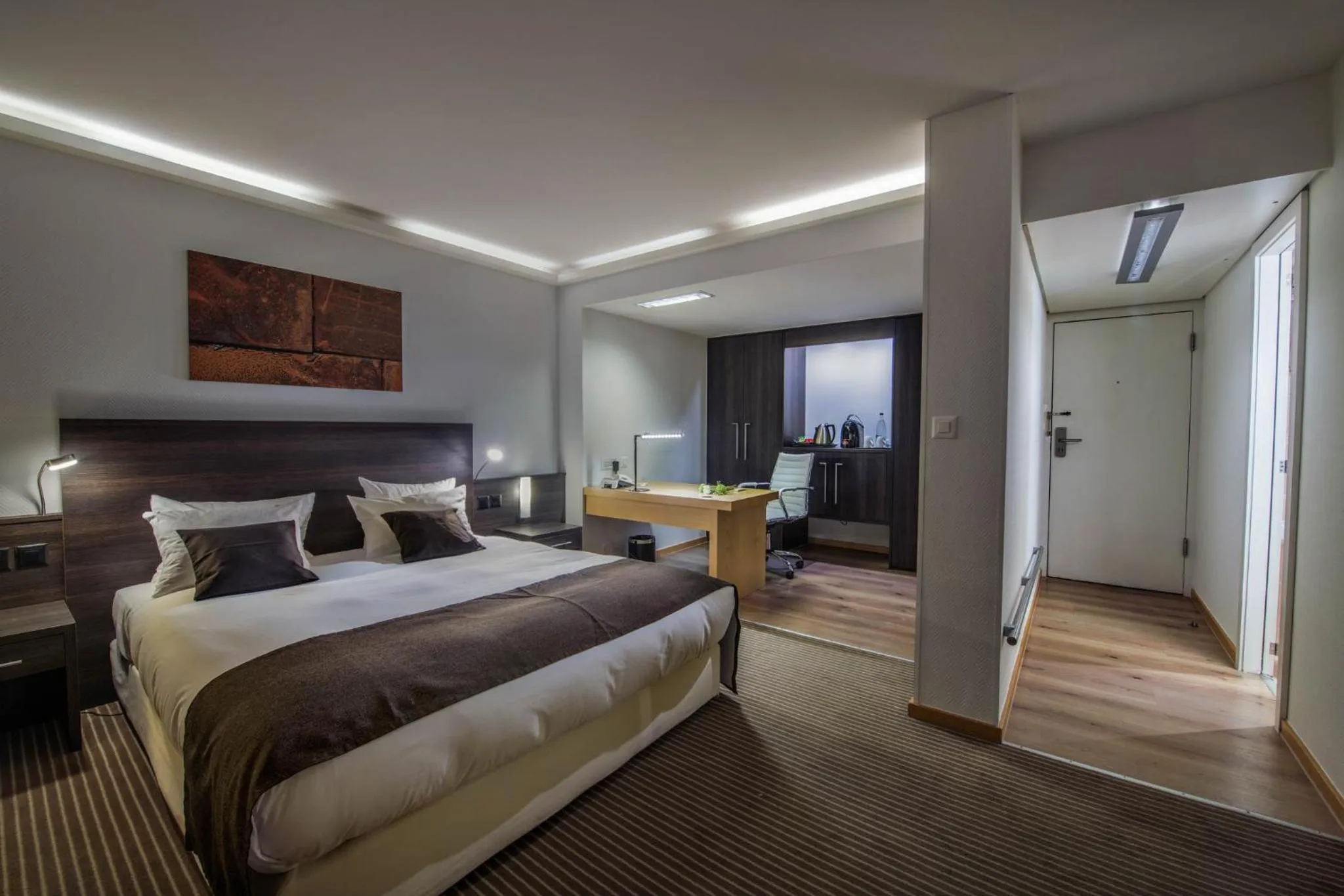 Photo of the whole room, Bed in Crowne Plaza Zürich by IHG