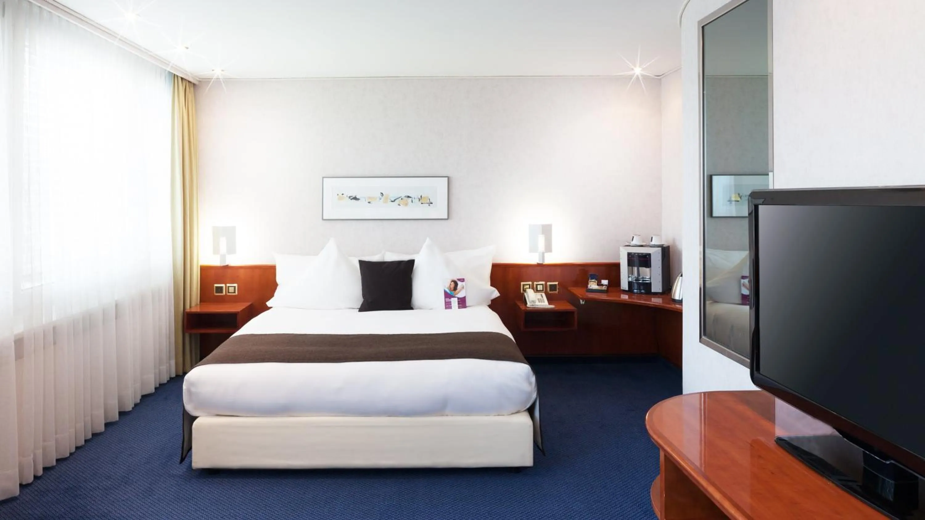 Photo of the whole room, Bed in Crowne Plaza Zürich by IHG