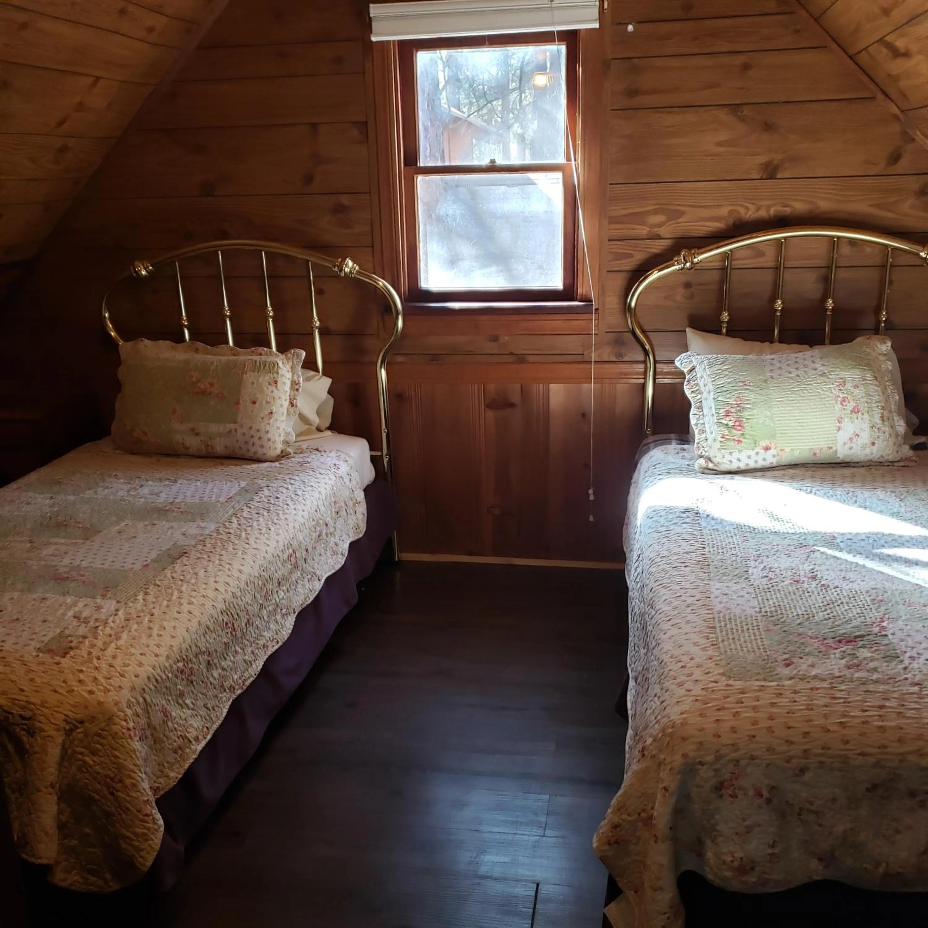 Bedroom, Bed in Grey Squirrel Resort