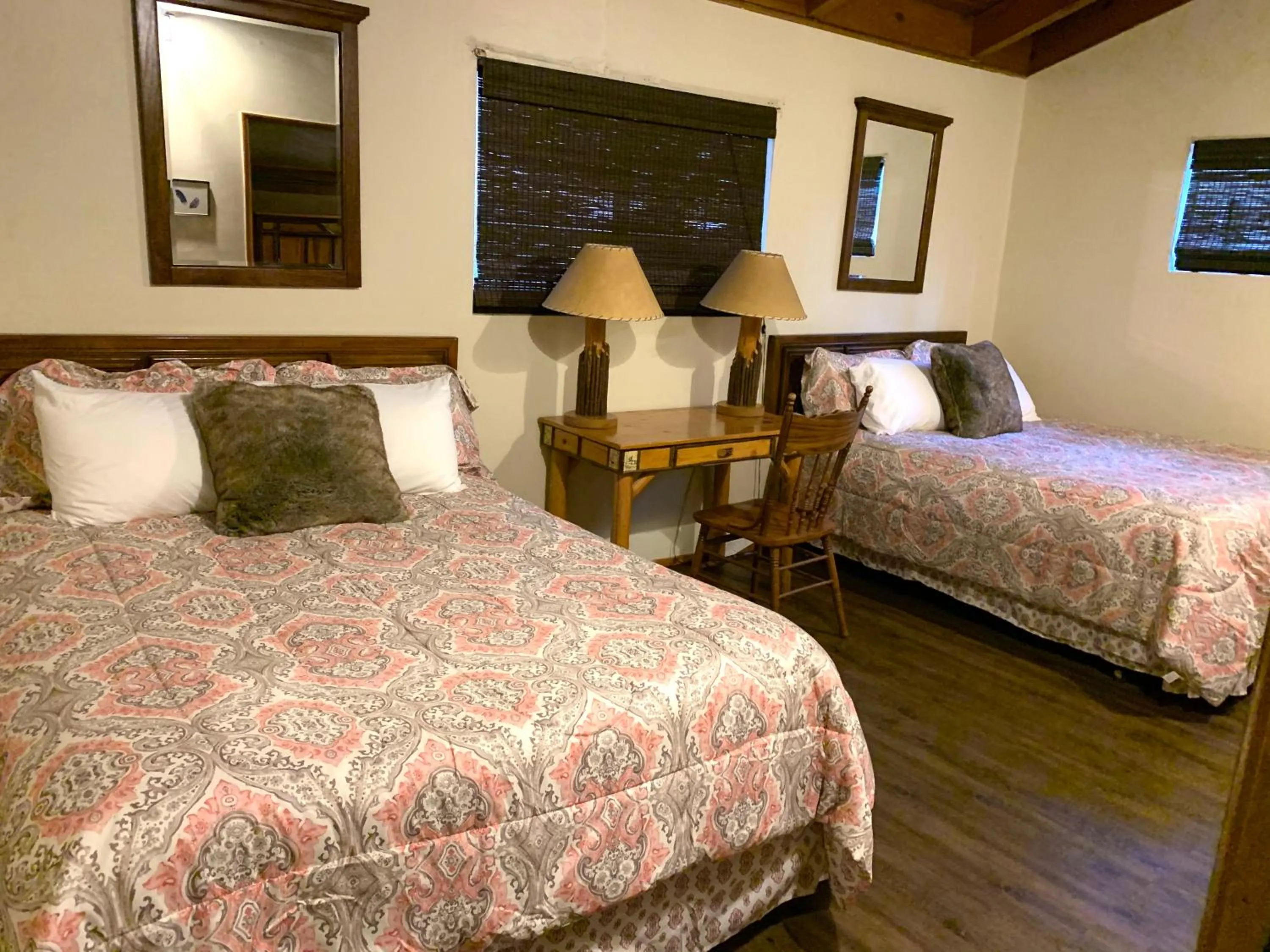 Bedroom, Bed in Grey Squirrel Resort