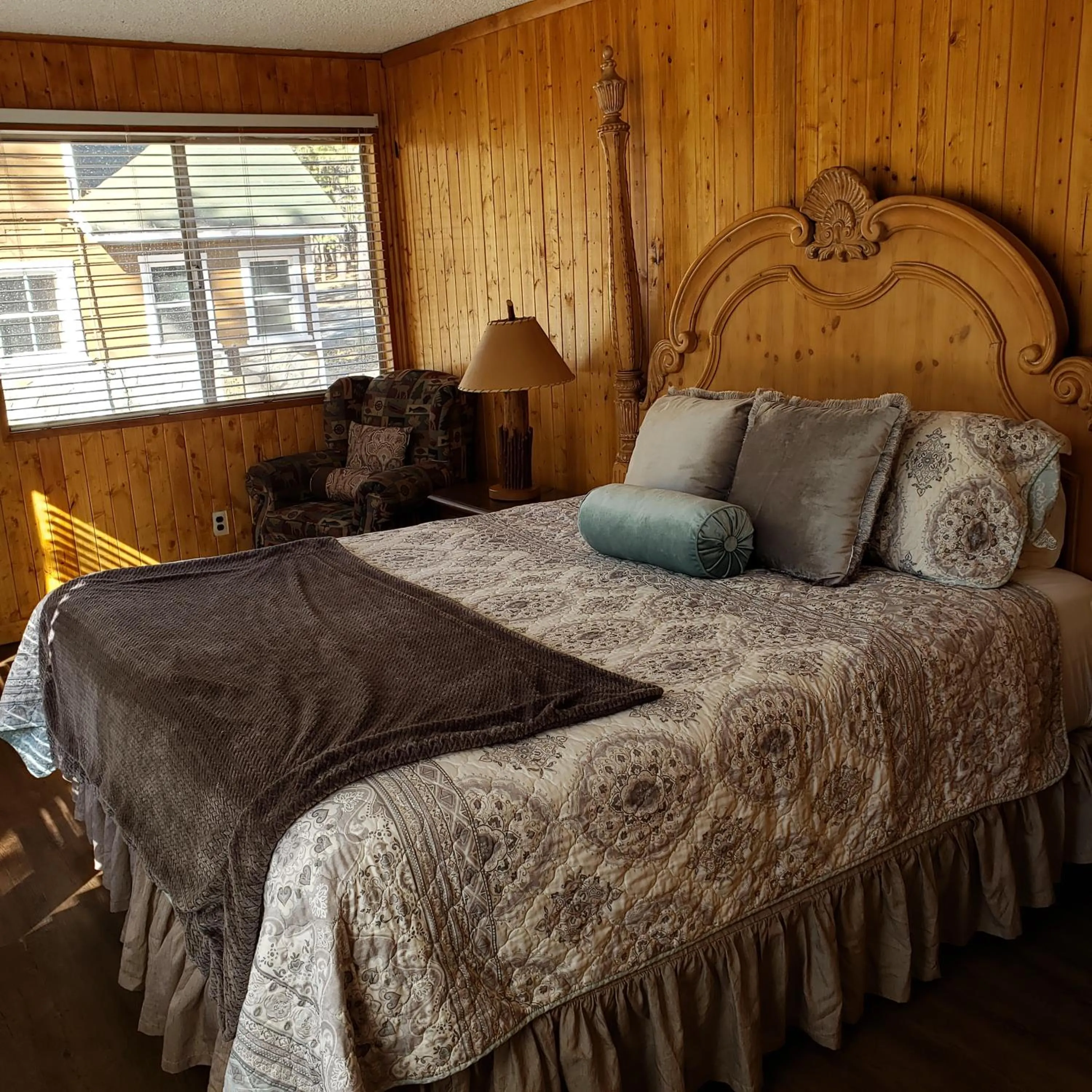 Bedroom, Bed in Grey Squirrel Resort