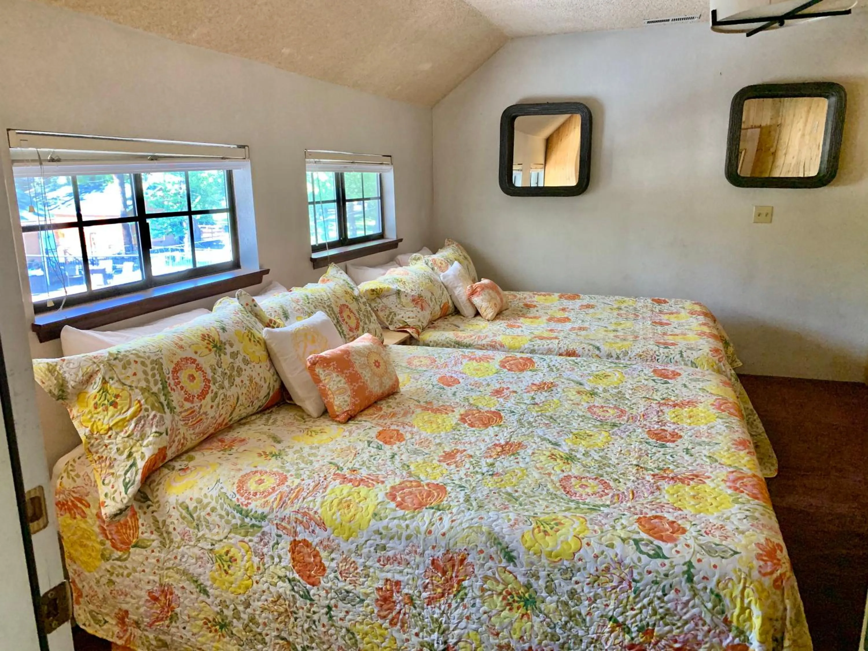 Bedroom, Bed in Grey Squirrel Resort