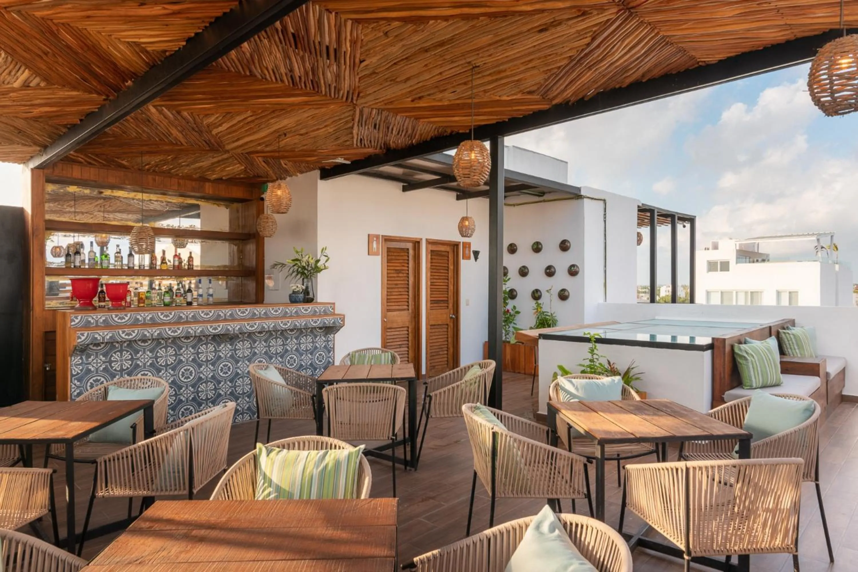 Restaurant/places to eat in Marvic Hotel Boutique