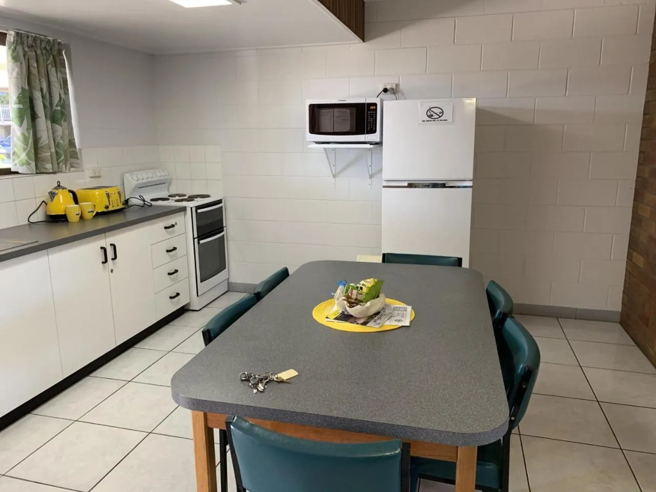 Kitchen or kitchenette in Sandpiper Motel